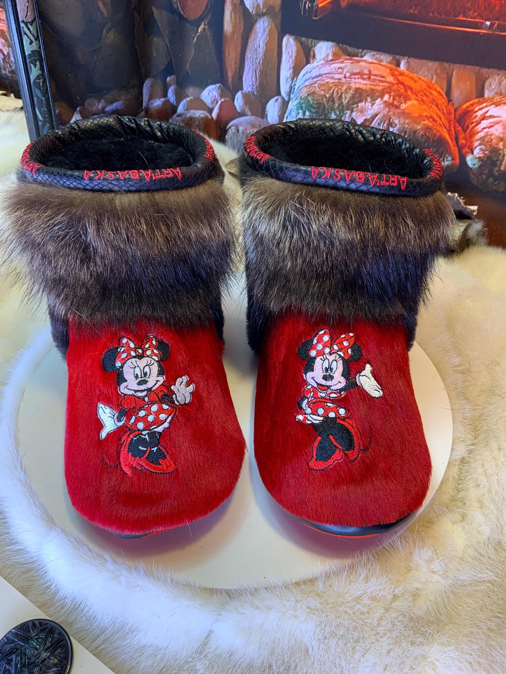 Mocassins d’intérieur Yvonne 8 femme, cuir rouge brodé Minnie Mouse, fourrure recyclée, faits à la main au Québec 🎀✨