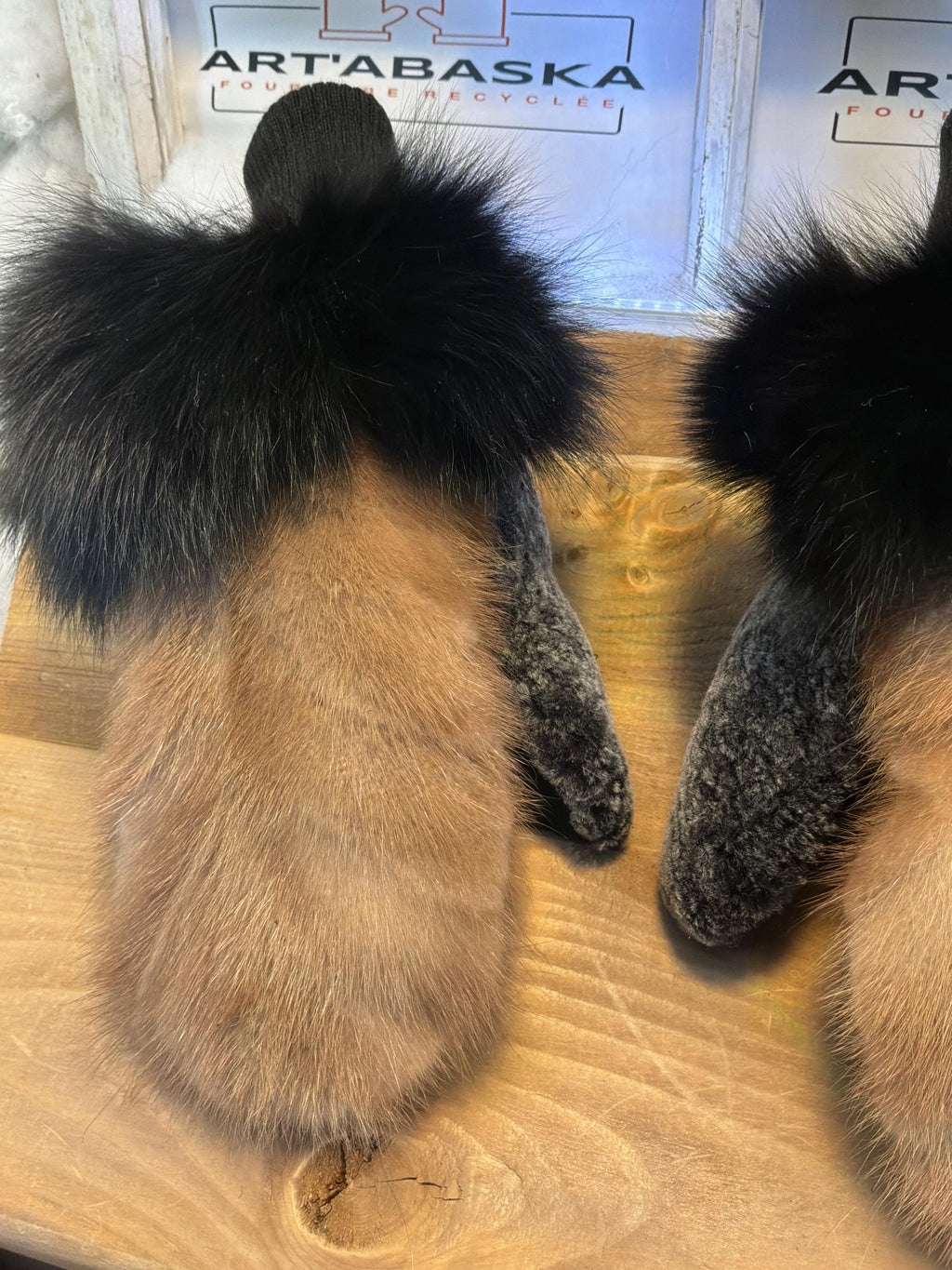 Mitaines de ville Medium Fernande en fourrure recyclée – Faites à la main au Québec – Légères, élégantes, confort urbain – ArtAbaska