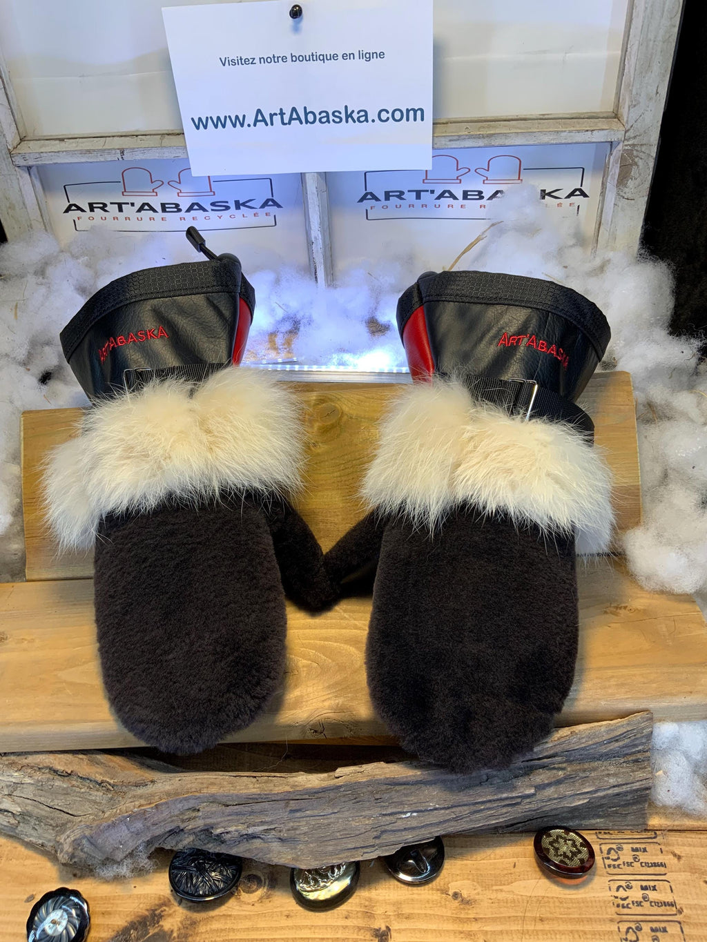 Mitaines Josée Medium – fourrure blanche recyclée, mouton rasé charcoal et cuir italien noir & rouge, fait à la main, Québec