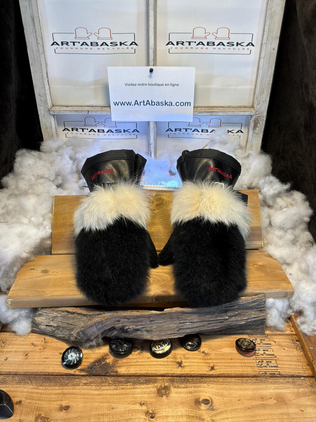 Mitaines Carole Medium cuir italien noir & opossum recyclé avec bande de renard blanc norvégien fait à la main Québec