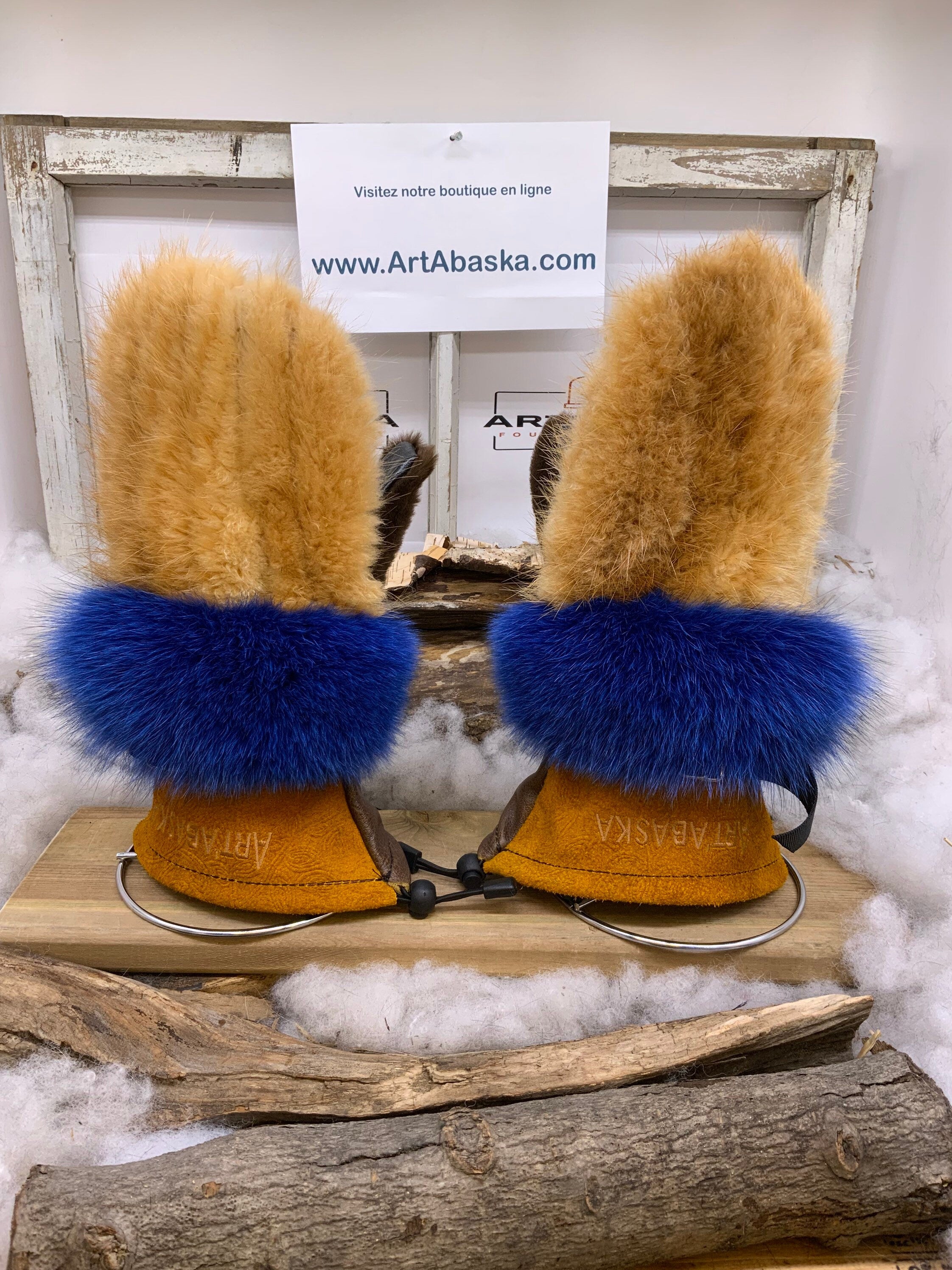 Mitaines Les Joséphine – Medium, renard bleu, castor remodelé, mouton brun rasé, cuir recyclé, fait à la main au Québec
