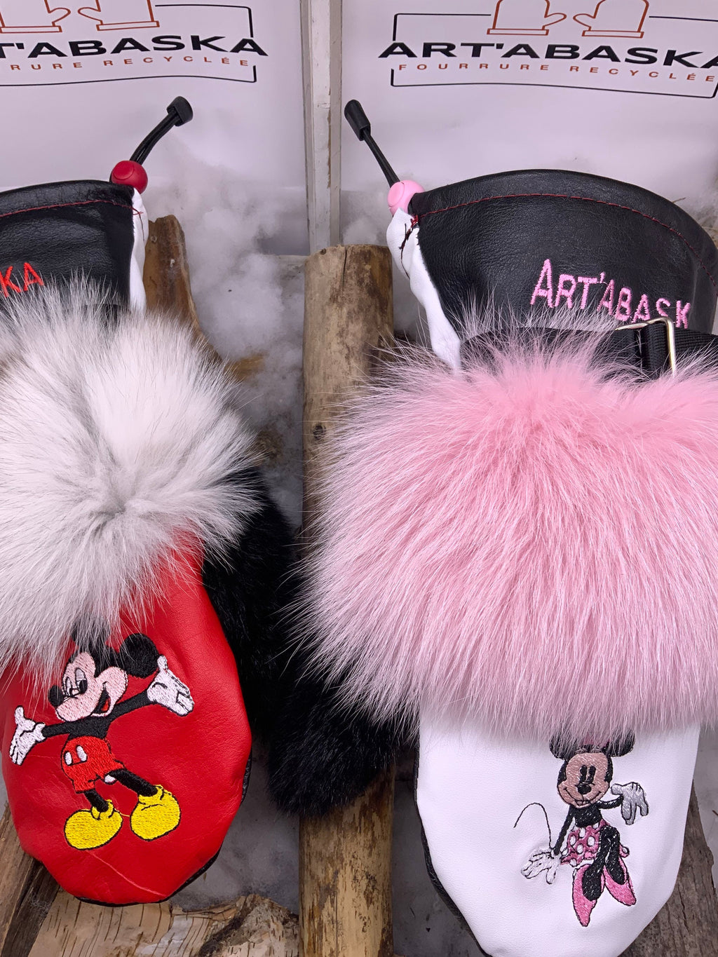Mitaines Gilberte LARGE/MED cuir recyclé édition Mickey Minnie Disney brodées renard blanc opossum noir pièce unique fait à la main Québec