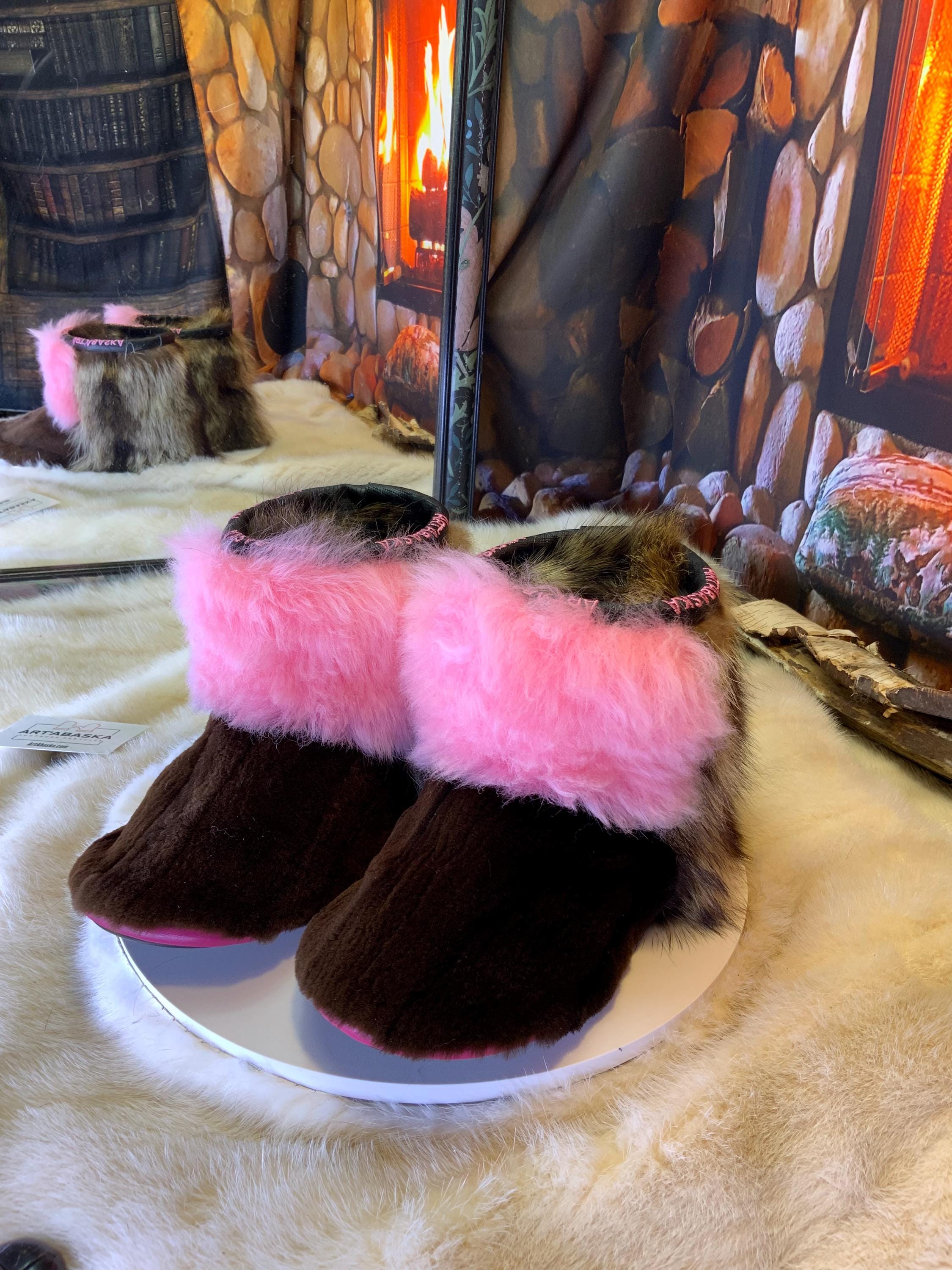 Mocassins d’intérieur Moniques 7 femme, toute fourrure recyclée rose et brune, faits à la main au Québec 💕✨