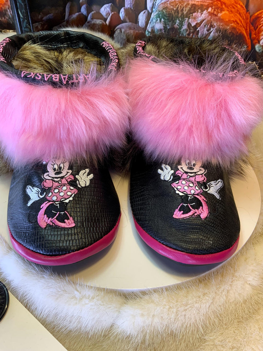 Mocassins d’intérieur Josée – 6 femme – Minnie Mouse brodée, cuir serpent noir recyclé & fourrure rose vif, pièce unique faite à la main au Québec ✨💗