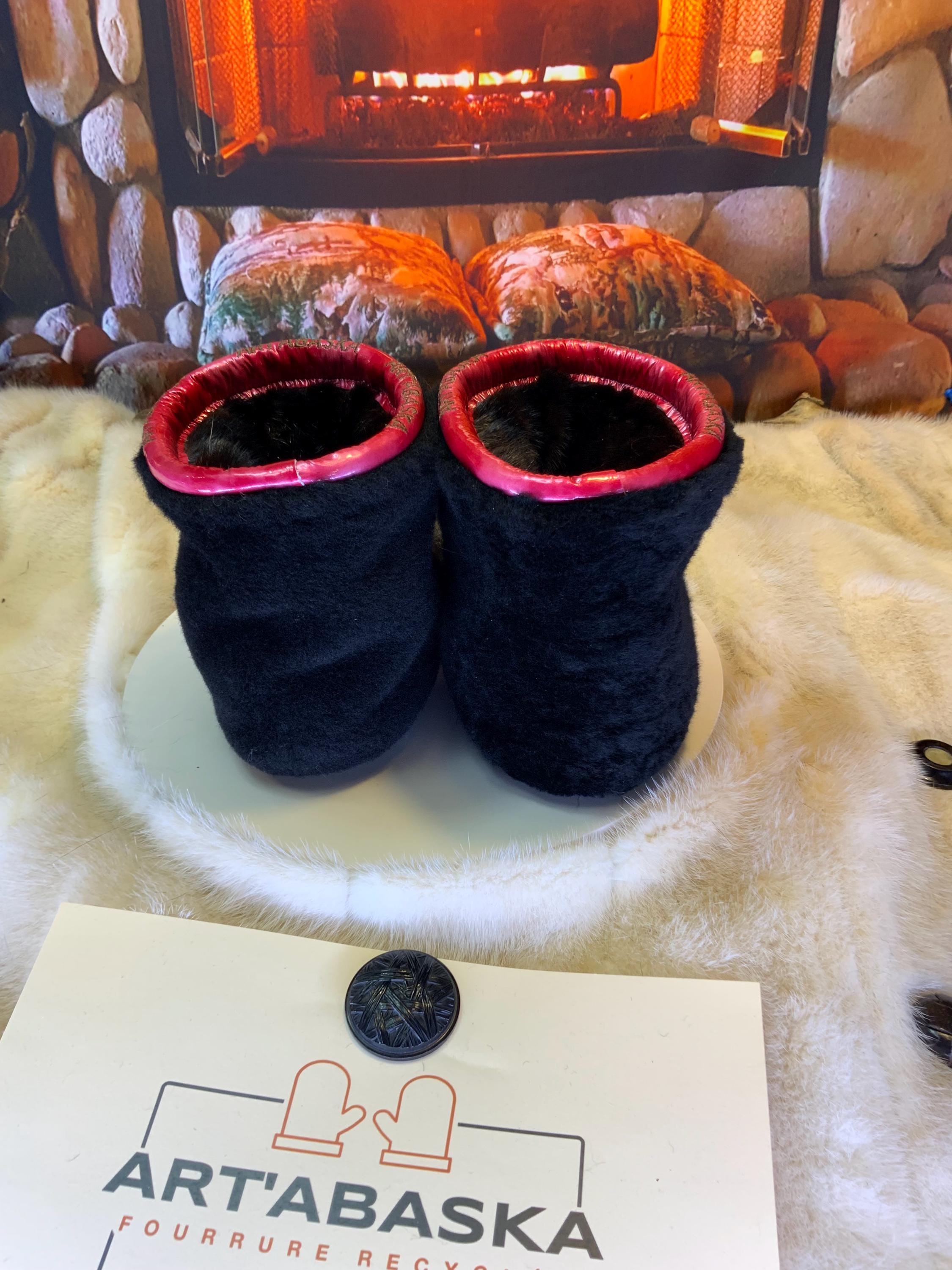 Mocassins d’intérieur Hélène – 8 femme – cuir d’anguille noir brodé mandala rose-blanc, fourrure recyclée & semelle noire, faits à la main au Québec ✨🌸