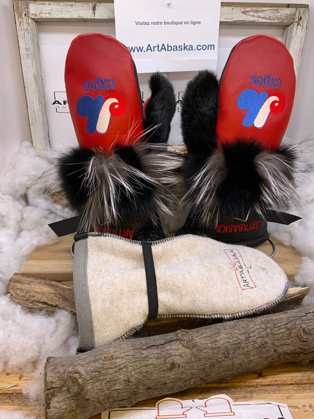 Mitaines Danielle Expos de Montréal cuir rouge et noir brodé renard patchwork recyclé fait à la main Québec artisanal unique
