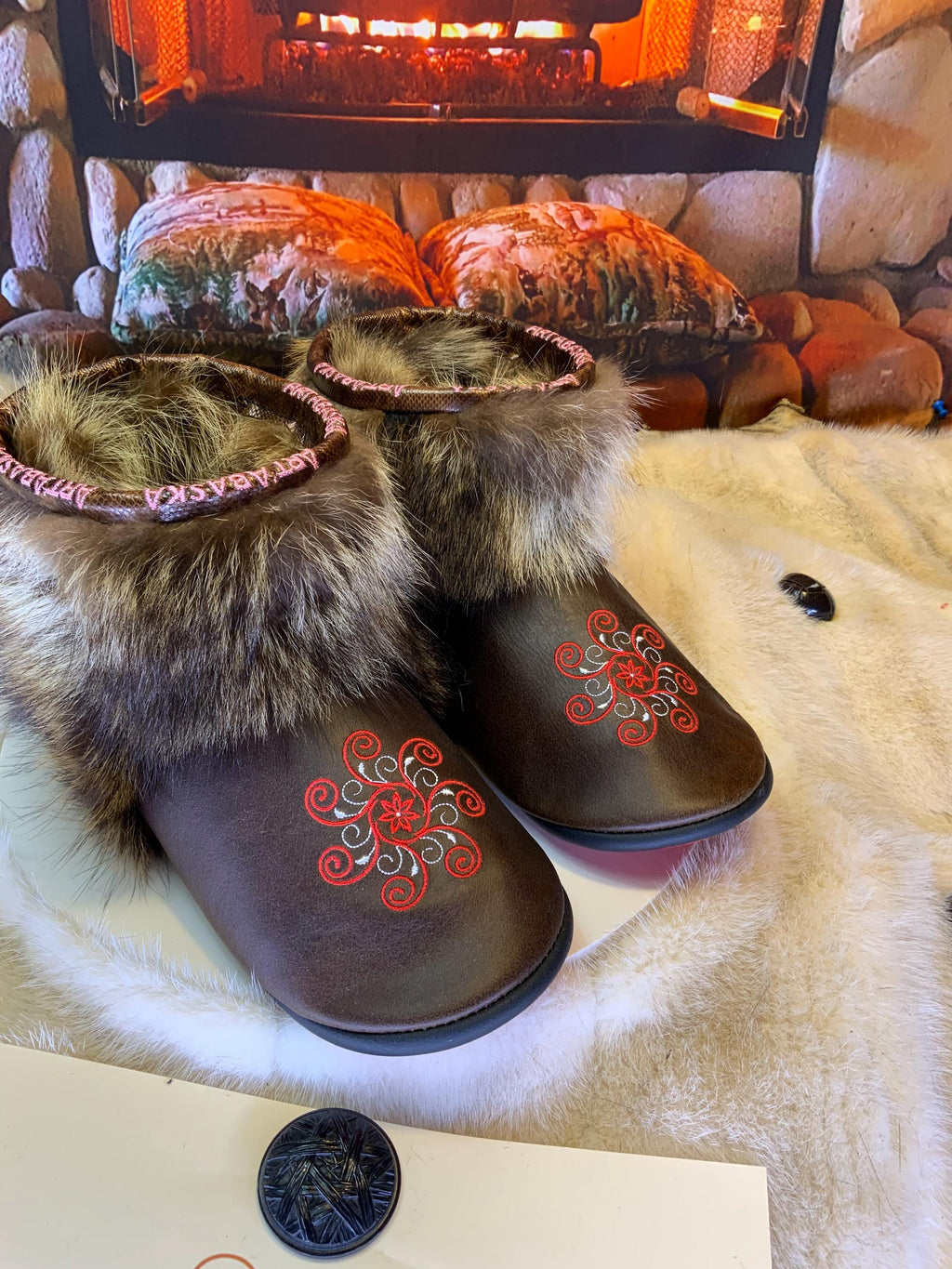 Mocassins d’intérieur Véronique – 9 Femme – cuir italien brun café brodé mandala rouge & blanc – fait à la main au Québec – pièce unique
