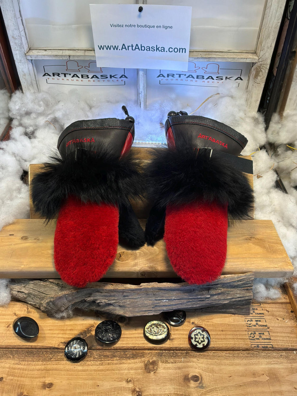 Mitaines Lorette Small mouton rasé rouge vif bande poignet noir cuir brun chocolat et rouge pompier couture rouge pièce unique Québec