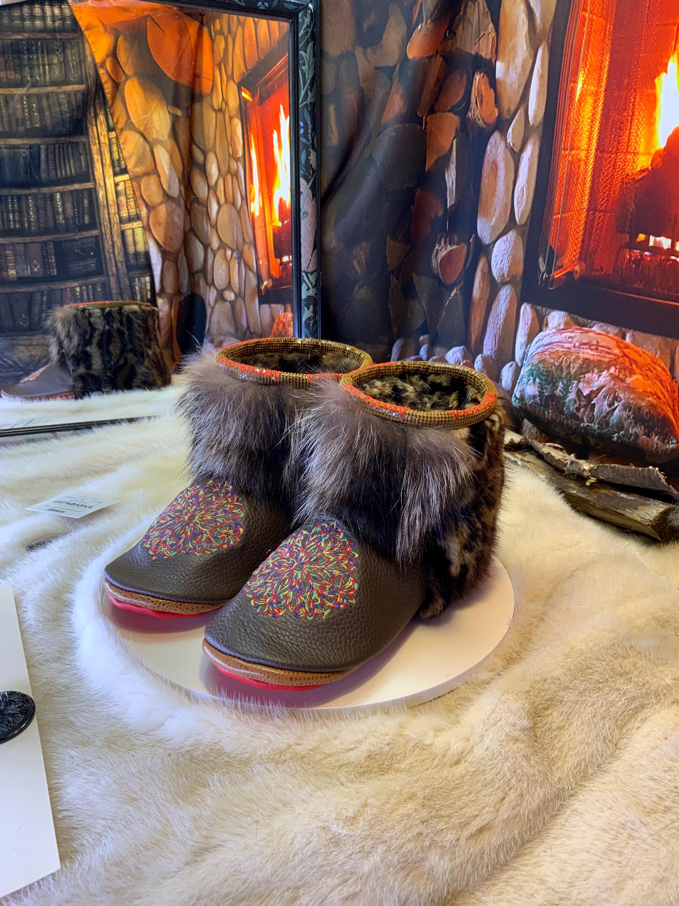 Mocassins d’intérieur Nicole – 8 femme – cuir italien brodé mandala multicolore, raton & vison recyclés, semelle rouge, faits à la main au Québec ✨🌸❤️