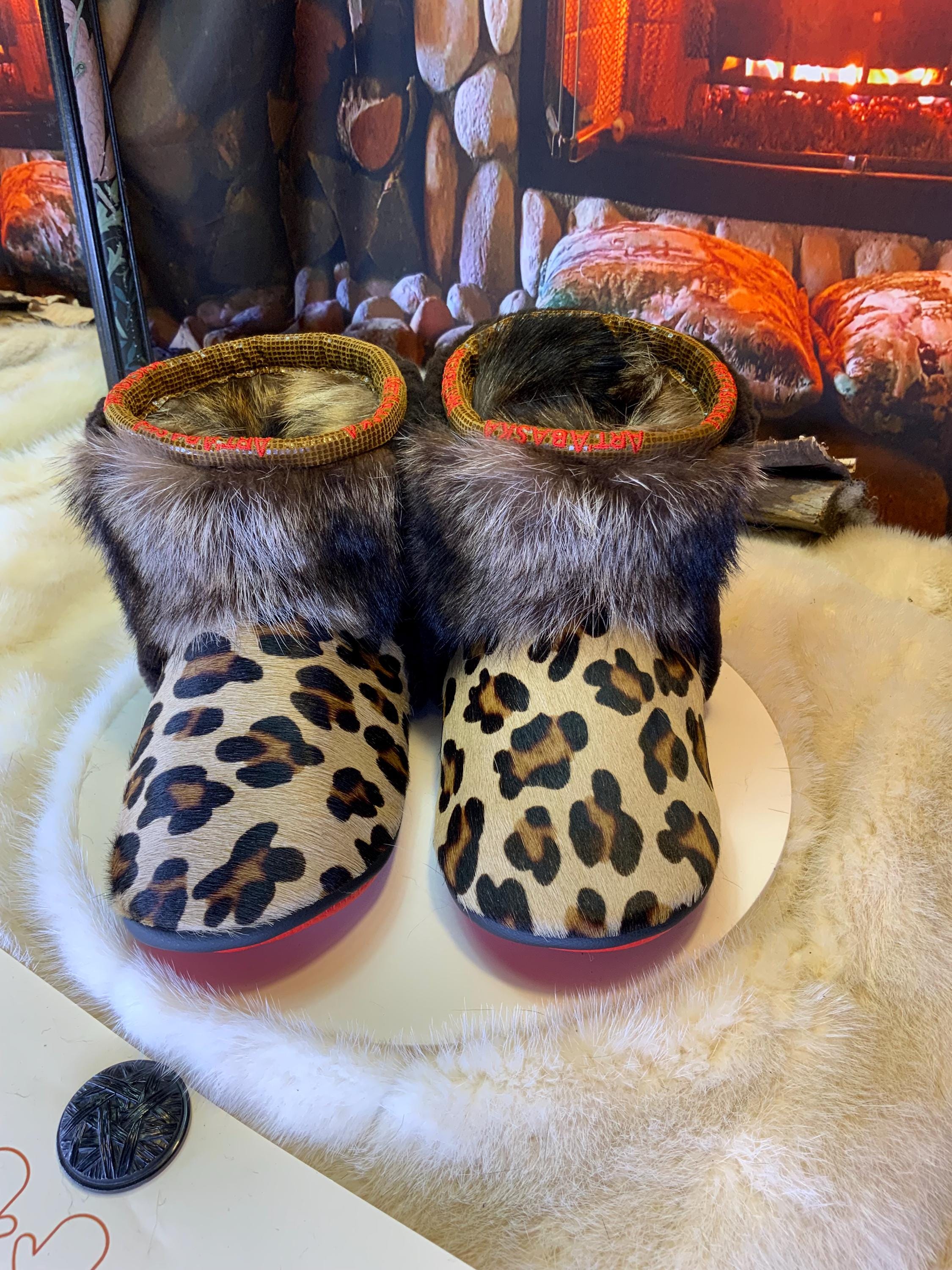 Mocassins d’intérieur Hélène 9 femme, cuir léopard recyclé, fourrure recyclée, faits à la main au Québec 🐆✨