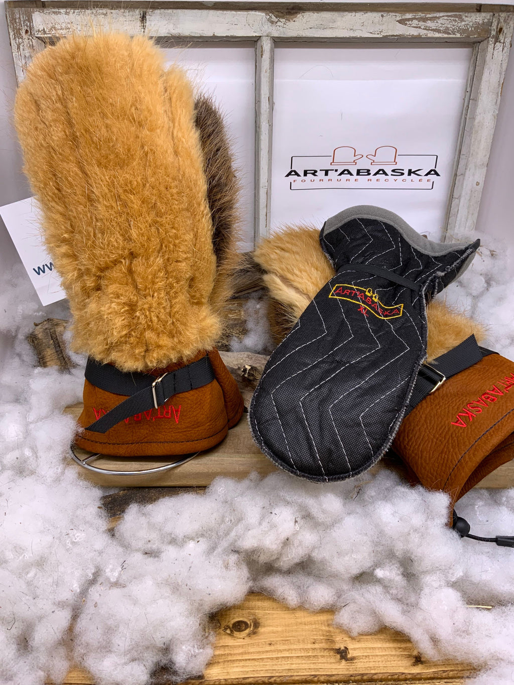 Mitaines Léontine XL – Castor remodelé & naturel, cuir brun-rouille suède, logo brodé rouge, fait à la main, pièce unique Québec