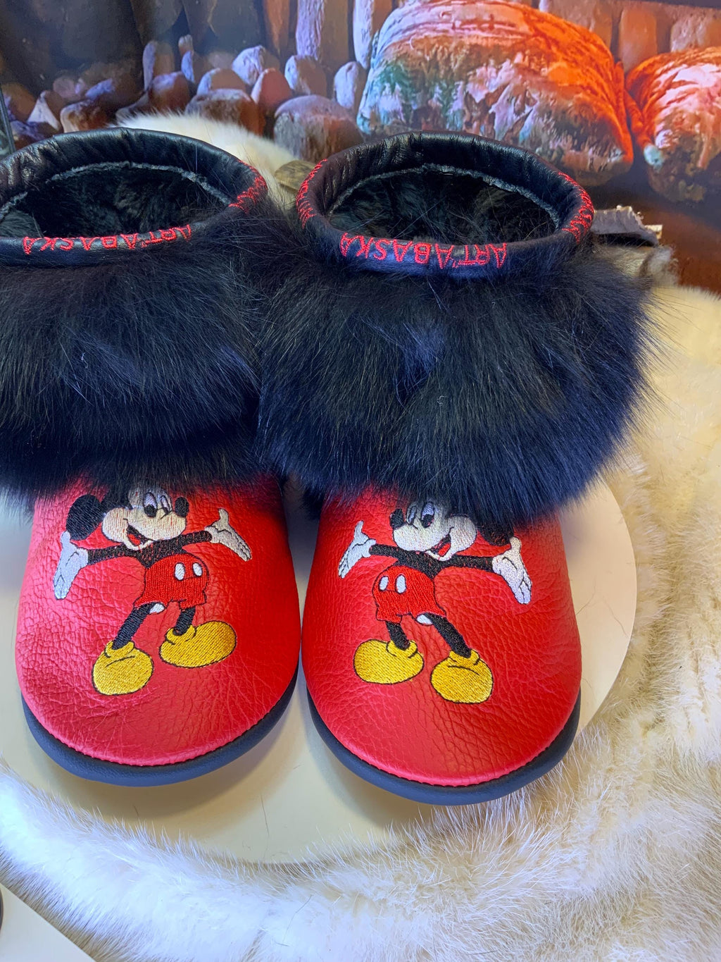 Mocassins d’intérieur Lorraine 7 femme, cuir rouge brodé Mickey Mouse, fourrure recyclée, faits à la main au Québec 🐭✨