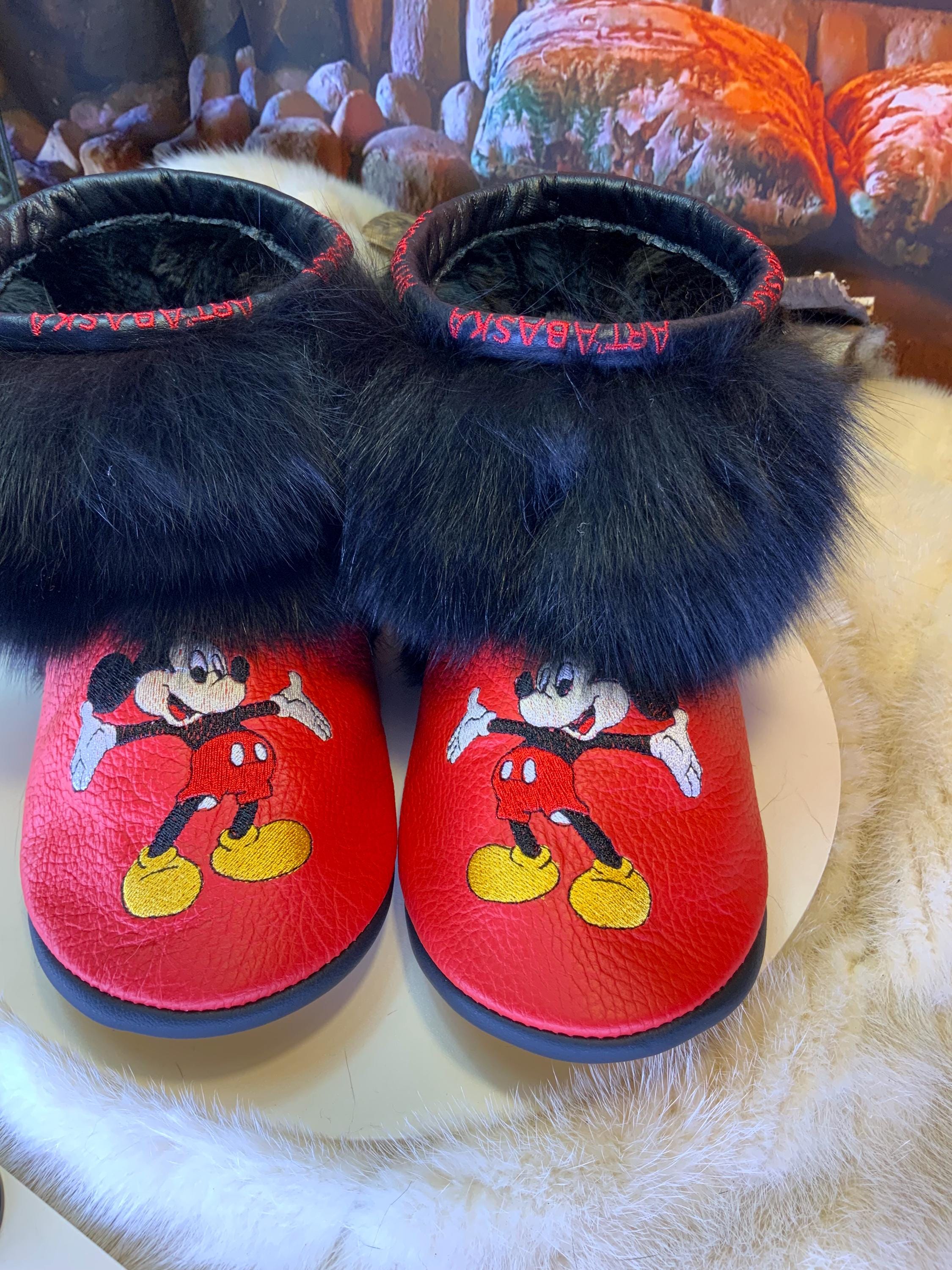Mocassins d’intérieur Lorraine 7 femme, cuir rouge brodé Mickey Mouse, fourrure recyclée, faits à la main au Québec 🐭✨