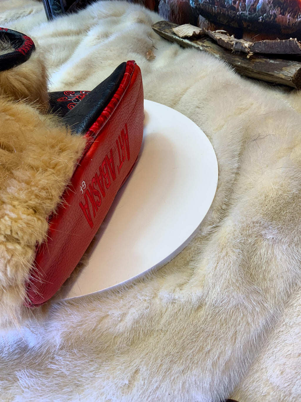 Mocassins d’intérieur Lisette – 6 femme – cuir italien craquelé brodé mandala rouge-blanc, raton bleached recyclé & semelle rouge, faits à la main au Québec ✨❤️🤍