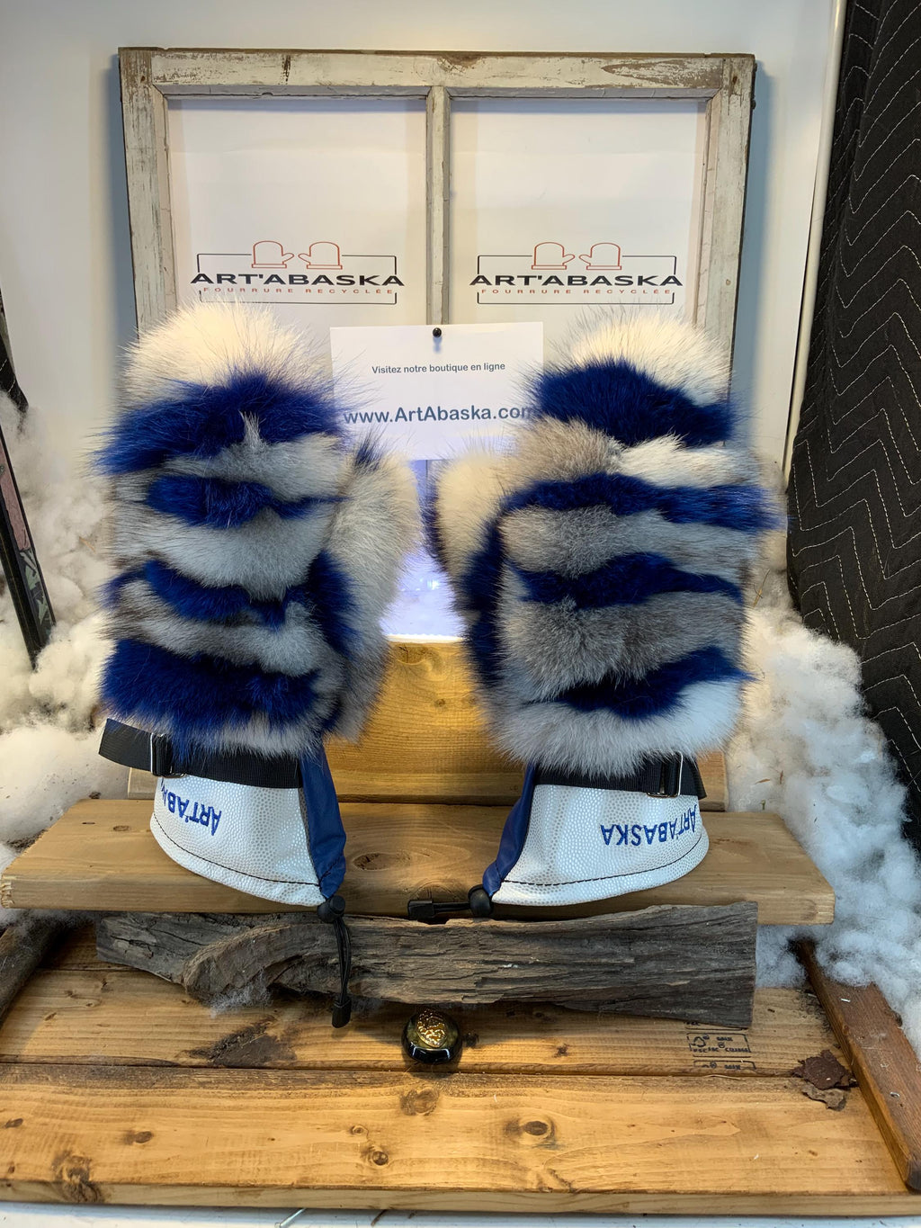 Mitaines Les Juliette – Large, patchwork renard norvégien recyclé bleu - blanc, cuir italien et broderie ArtAbaska, fait à la main au Québec