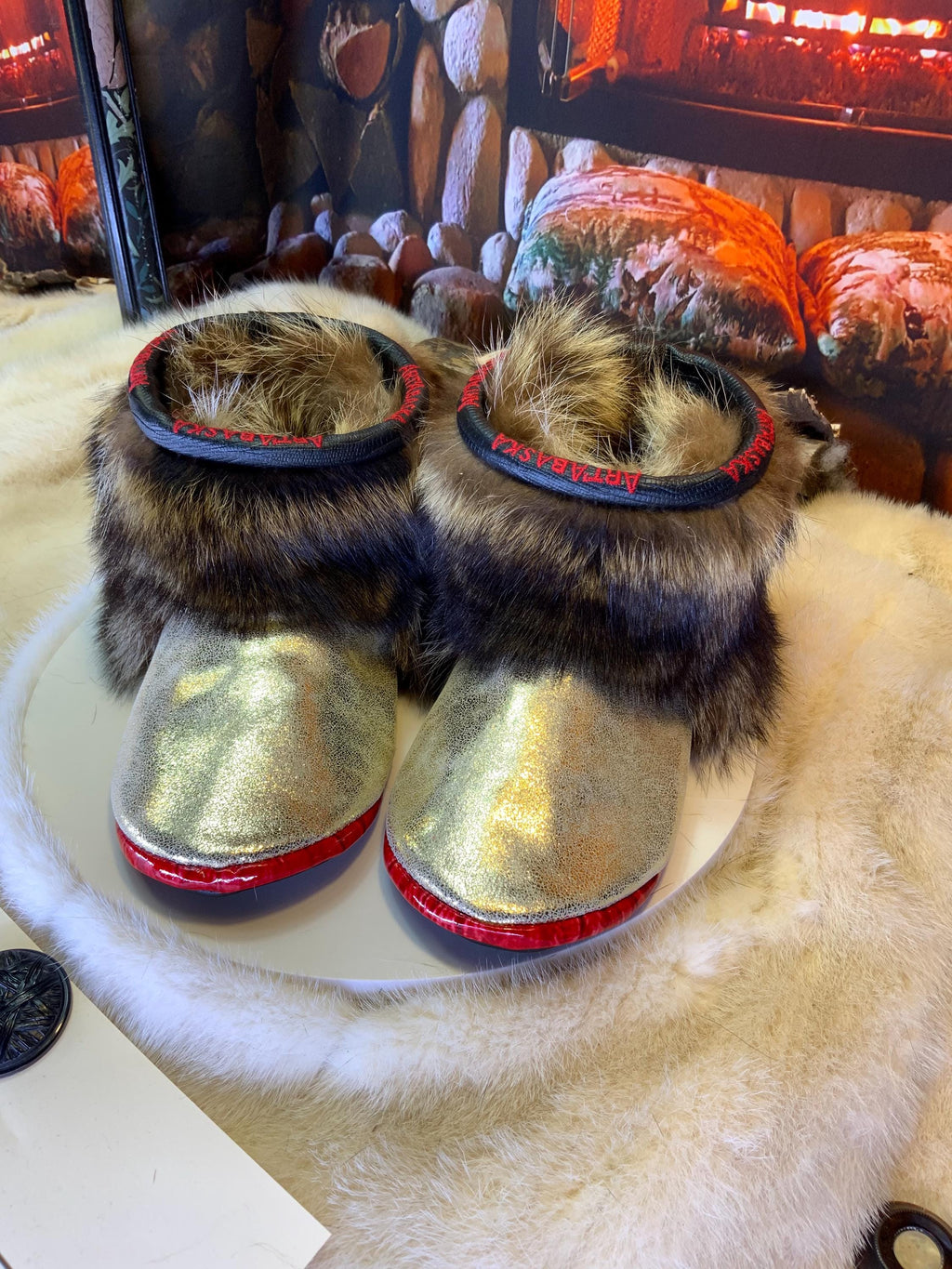 Mocassins d’intérieur Louise – 6 femme – cuir recyclé couleur or éclatant, semelle noire brodée rouge ArtAbaska avec pourtour rouge vif ✨💛❤️