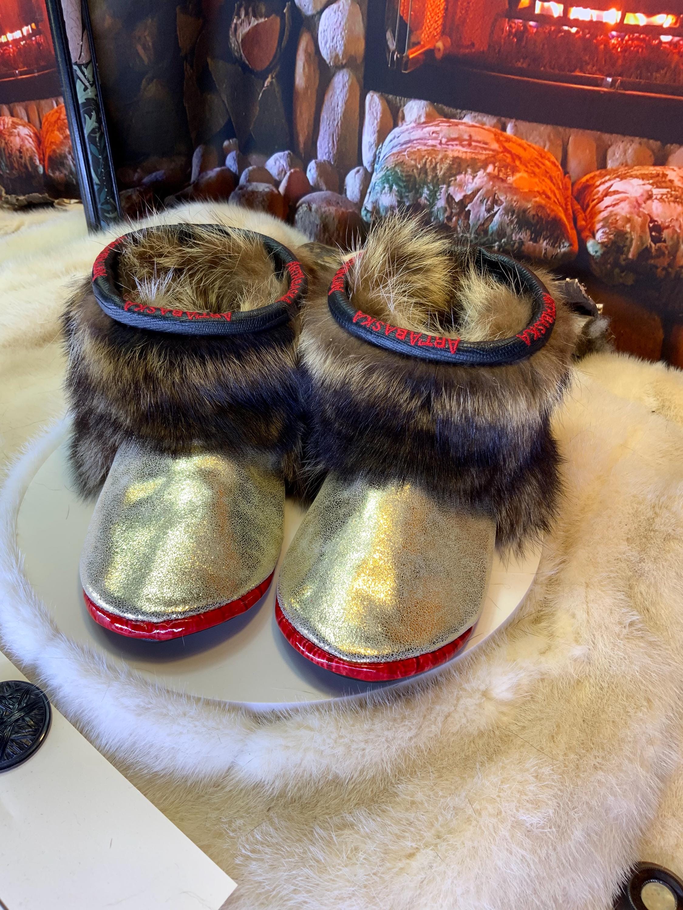 Mocassins d’intérieur Louise – 6 femme – cuir recyclé couleur or éclatant, semelle noire brodée rouge ArtAbaska avec pourtour rouge vif ✨💛❤️