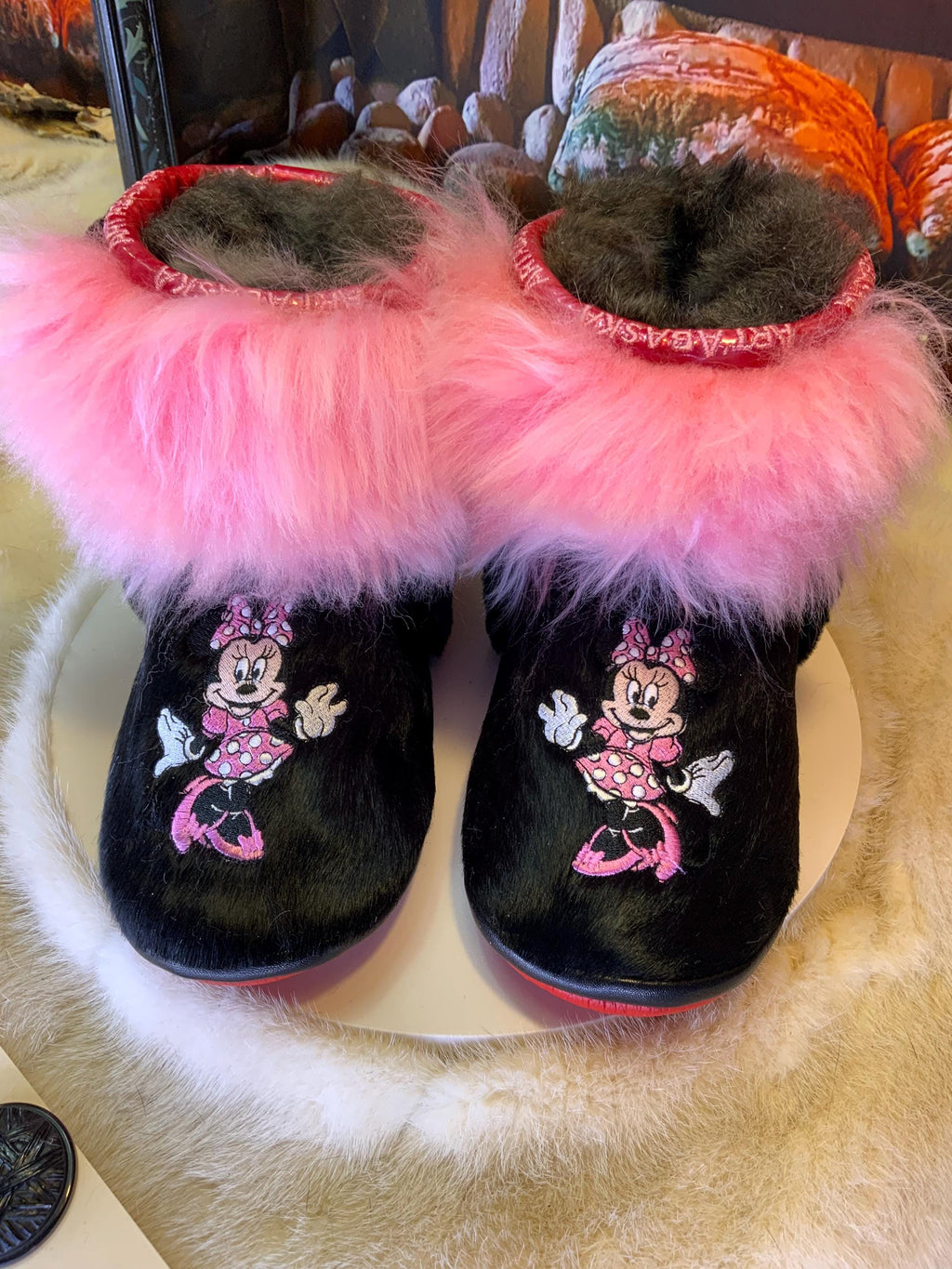Mocassins d’intérieur Olivette – 8 femme – cuir de vache noire brodé Minnie Mouse rose-blanc, fourrure recyclée & semelle rouge, faits à la main au Québec ✨🎀