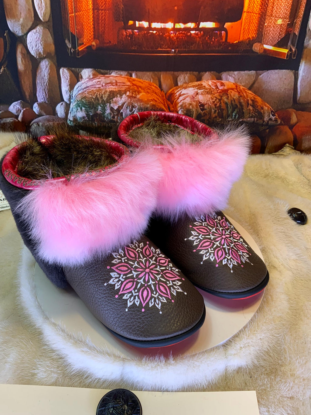 Mocassins d’intérieur Les Jacqueline – 9 femme – cuir brun & mandala brodé rose, mouton recyclé, confort 365 jours/an, Québec