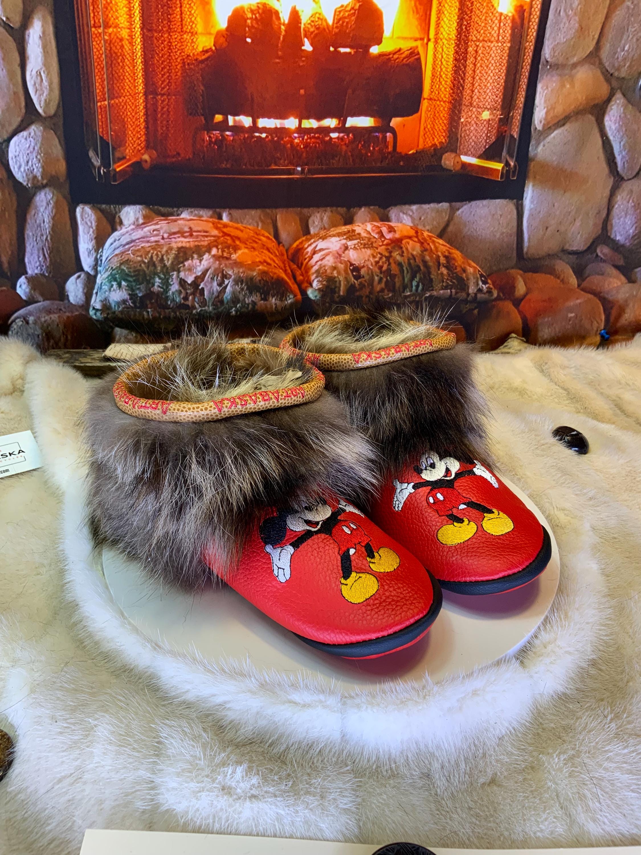 Mocassins d’intérieur Margot – 6 femme – cuir italien recyclé rouge vif brodé Mickey Mouse en miroir, édition artistique unique ✨❤️