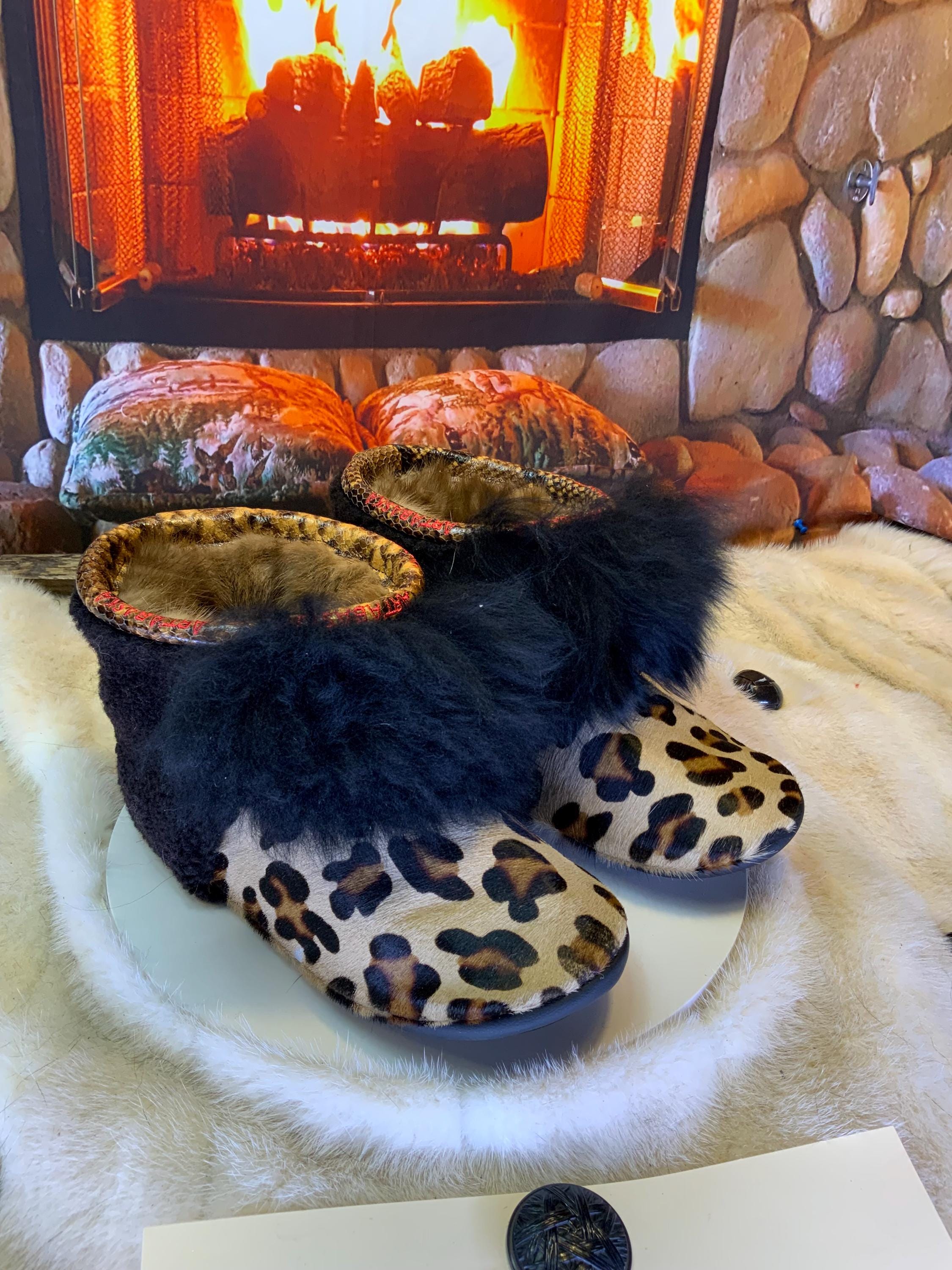 Mocassins d’intérieur Les Monique – 10 femme – peau de vache léopard & mouton recyclé pleine longueur, cuir noir Québec artisanal