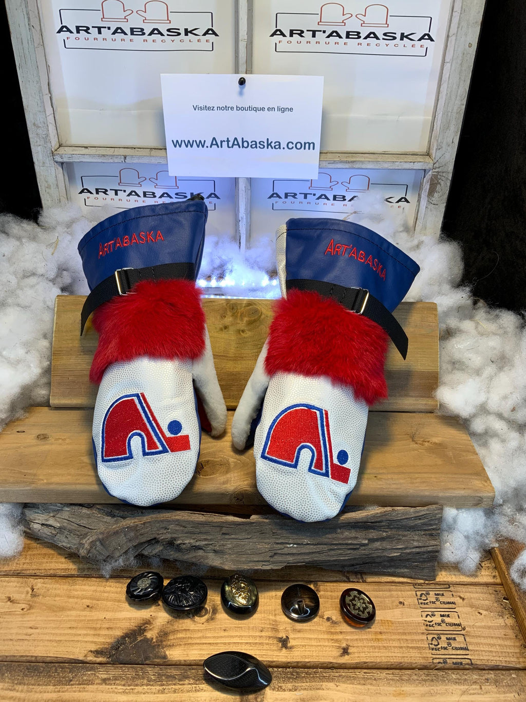 Mitaines Eliane Large edition Nordiques de Quebec cuir bleu et blanc fourrure lapin rouge mouton rase blanc fait a la main Quebec