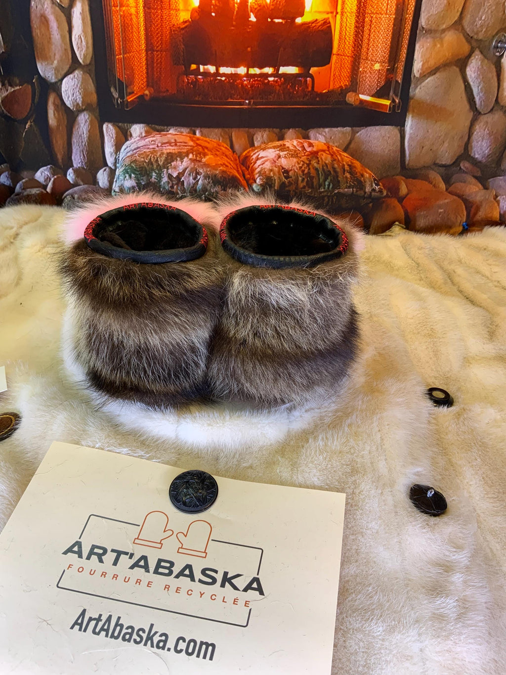 Mocassins d’intérieur Yvonne – 8 femme – édition toute fourrure en mouton brun, mouton rose & raton recyclés, semelle rouge, faits à la main au Québec ✨🌸❤️