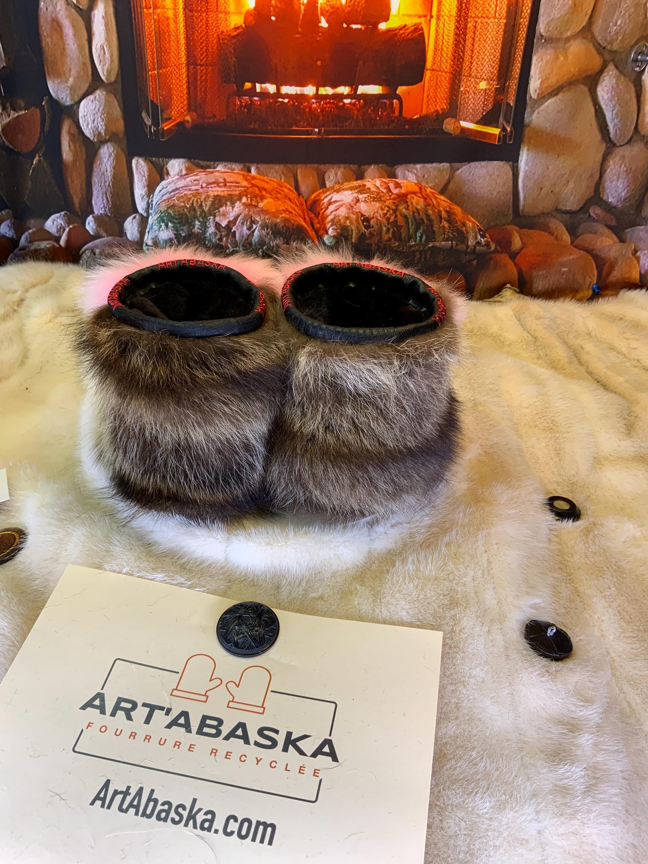 Mocassins d’intérieur Yvonne – 8 femme – édition toute fourrure en mouton brun, mouton rose & raton recyclés, semelle rouge, faits à la main au Québec ✨🌸❤️