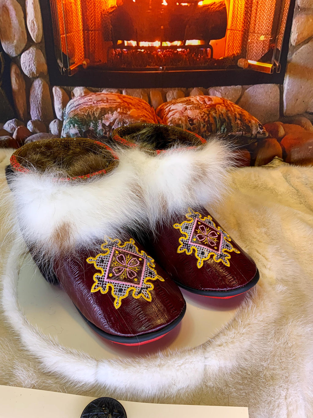 Mocassins d’intérieur Maryse 9 femme, cuir d’anguille bourgogne brodé mandala, renard norvégien recyclé, faits à la main au Québec ✨🌸❤️