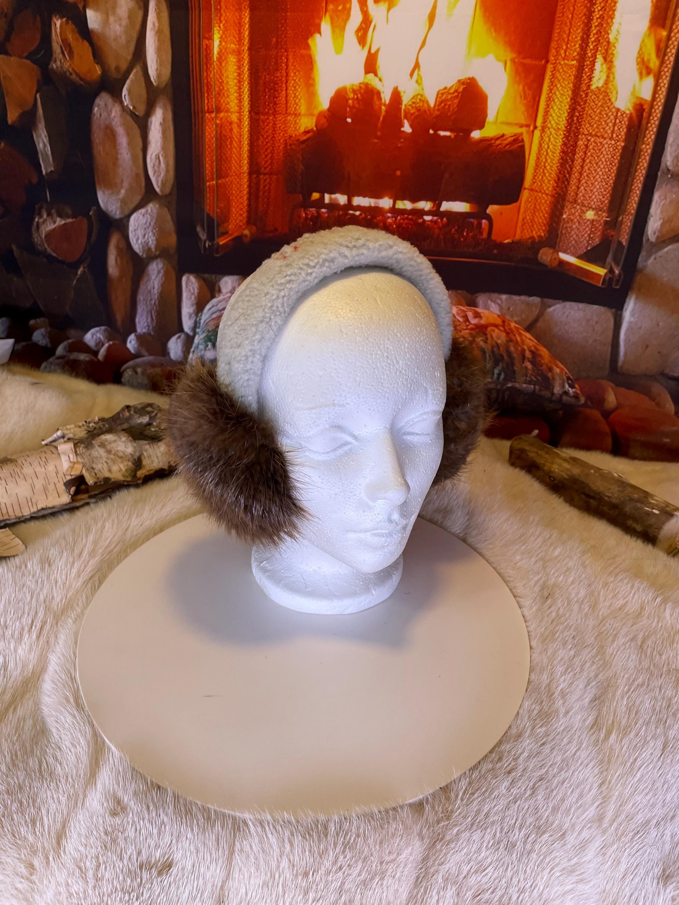 Cache-Oreilles tout en fourrure recyclée édition Castor naturel recyclé et mouton rasé sur la tête  Les Johanne