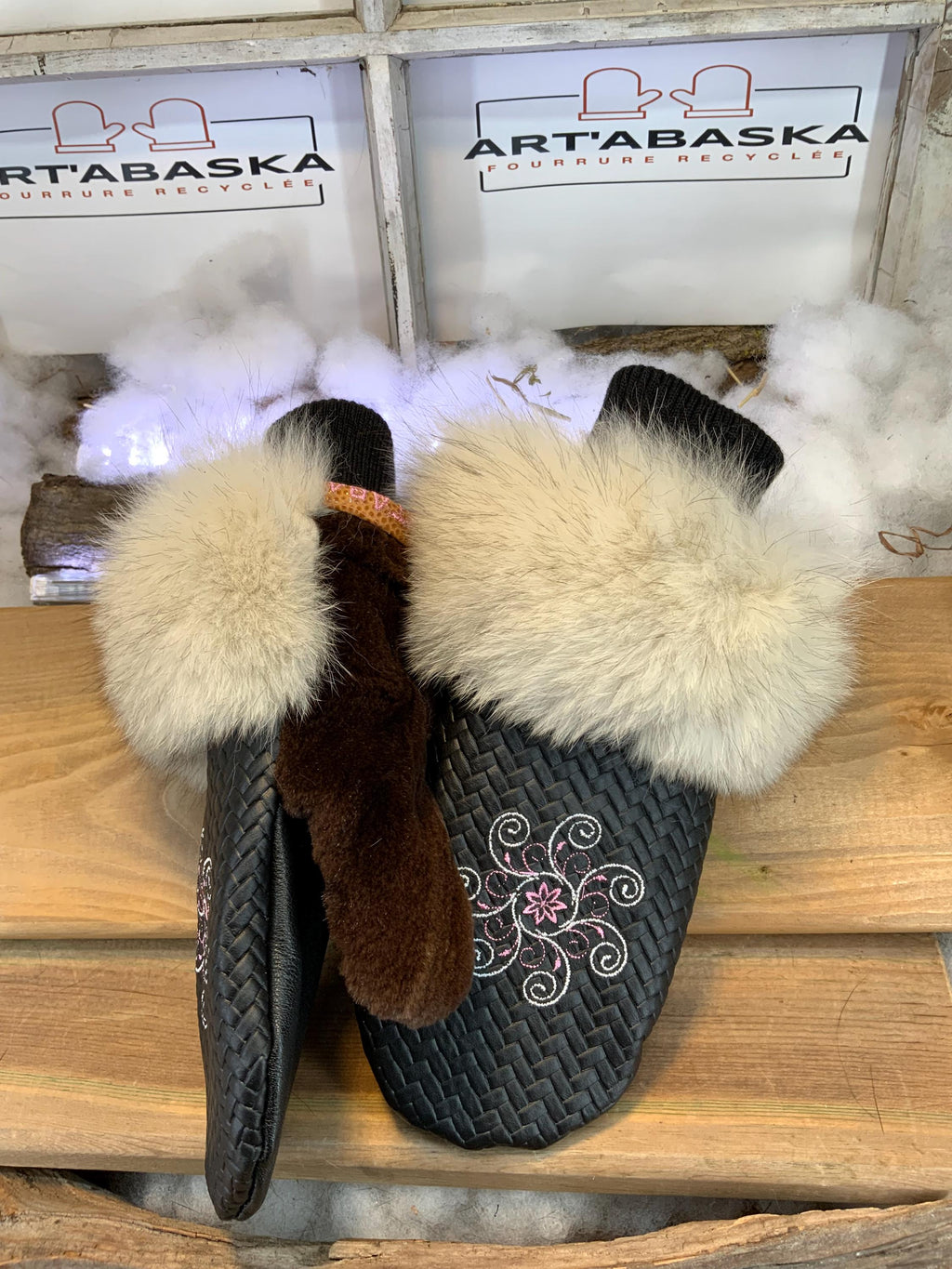 Mitaines de ville Denise, Medium, en cuir italien brodé et fourrure recyclée, pièce unique faite à la main au Québec