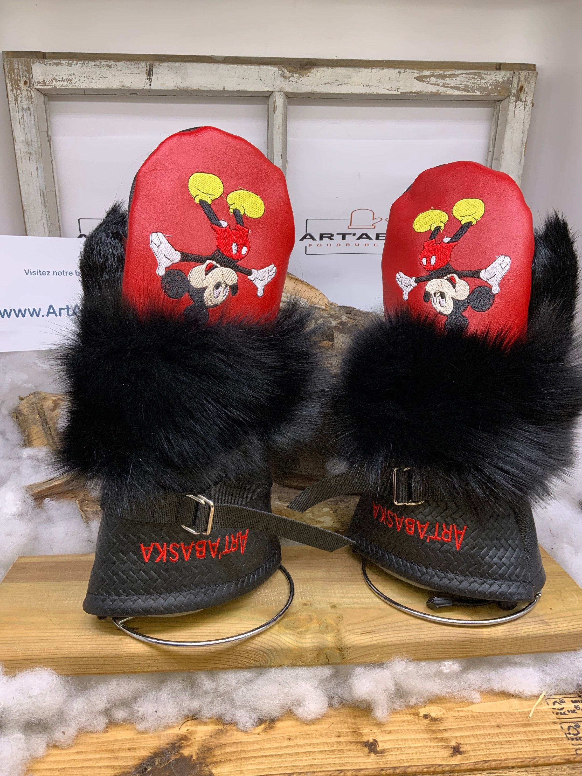 Mitaines Marcelle Large édition spéciale Mickey cuir rouge noir broderie ArtAbaska fourrure recyclée fait à la main Québec