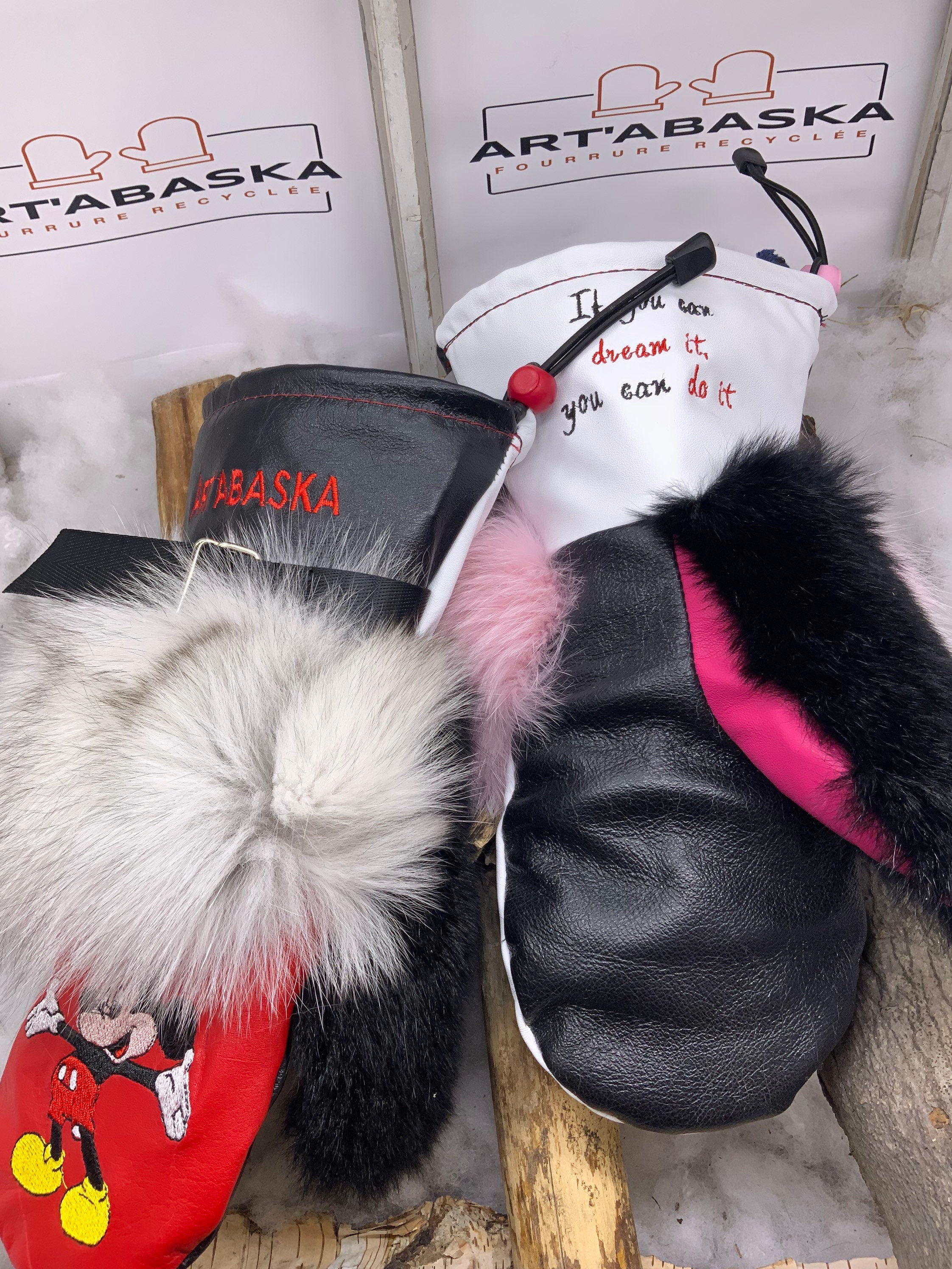 Mitaines Gilberte LARGE/MED cuir recyclé édition Mickey Minnie Disney brodées renard blanc opossum noir pièce unique fait à la main Québec