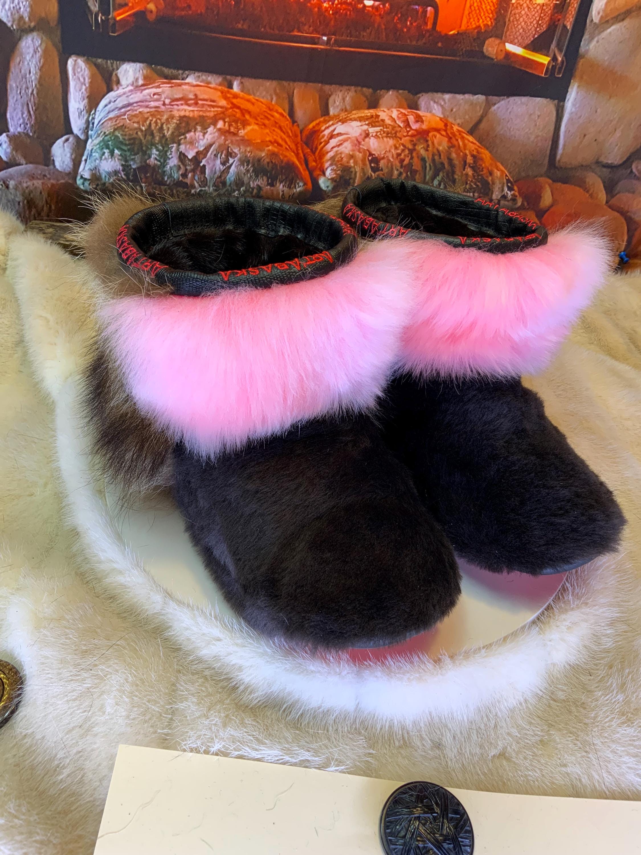 Mocassins d’intérieur Yvonne – 8 femme – édition toute fourrure en mouton brun, mouton rose & raton recyclés, semelle rouge, faits à la main au Québec ✨🌸❤️