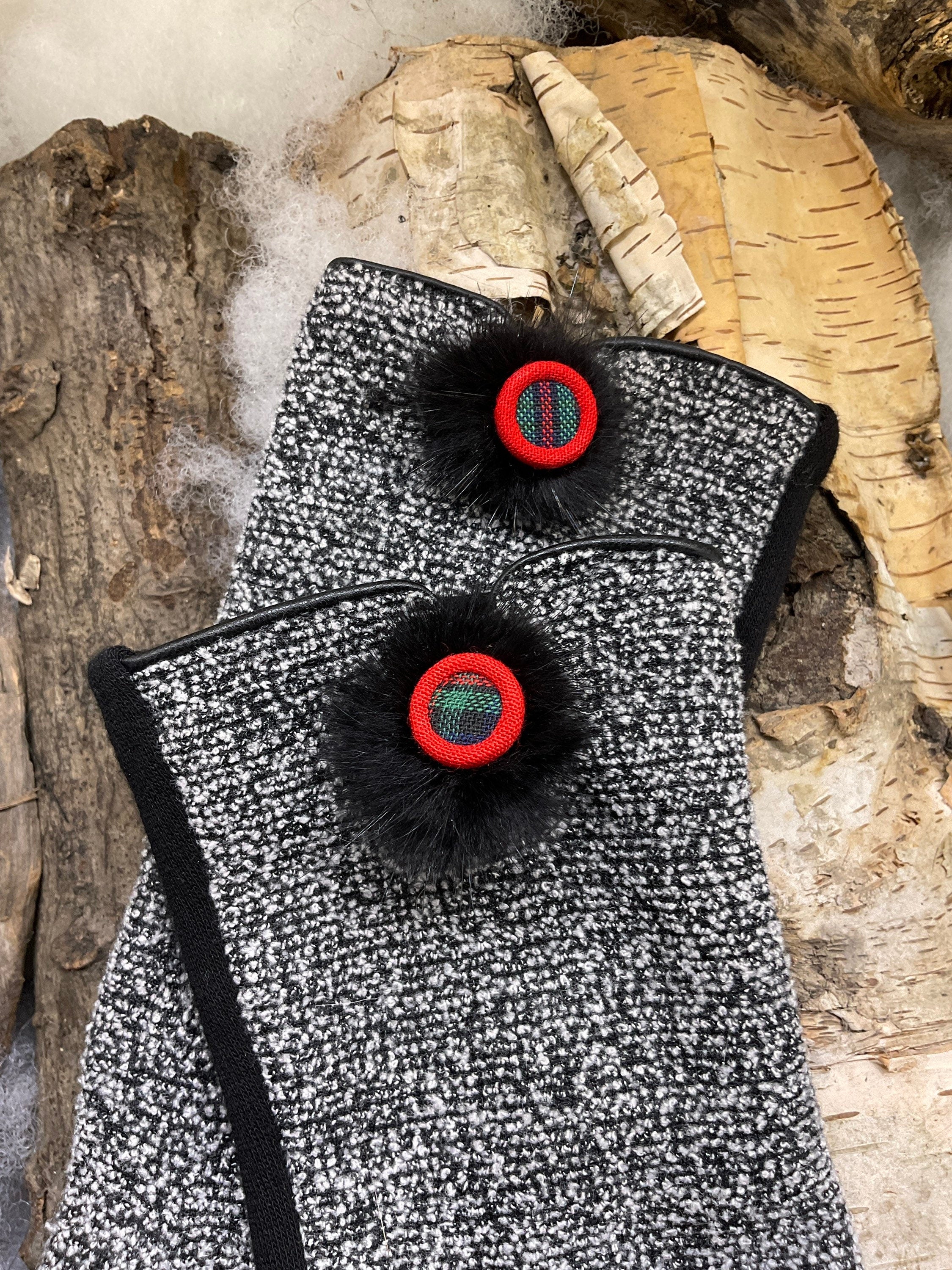 Gants de Ville ornés de vraie fourrure cousue au poignet avec bouton décoratif. SMALL-MÉDIUM