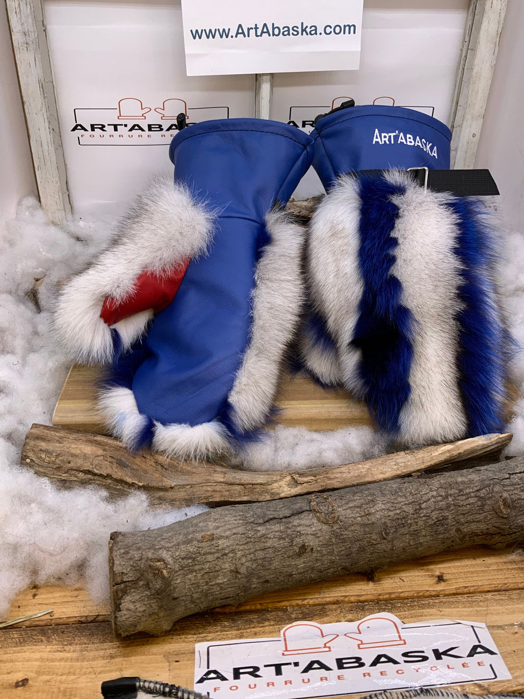 Mitaines Germaine Large – Édition artistique patchwork renard bleu norvégien cousu une à une, cuir bleu & rouge – fait main Québec