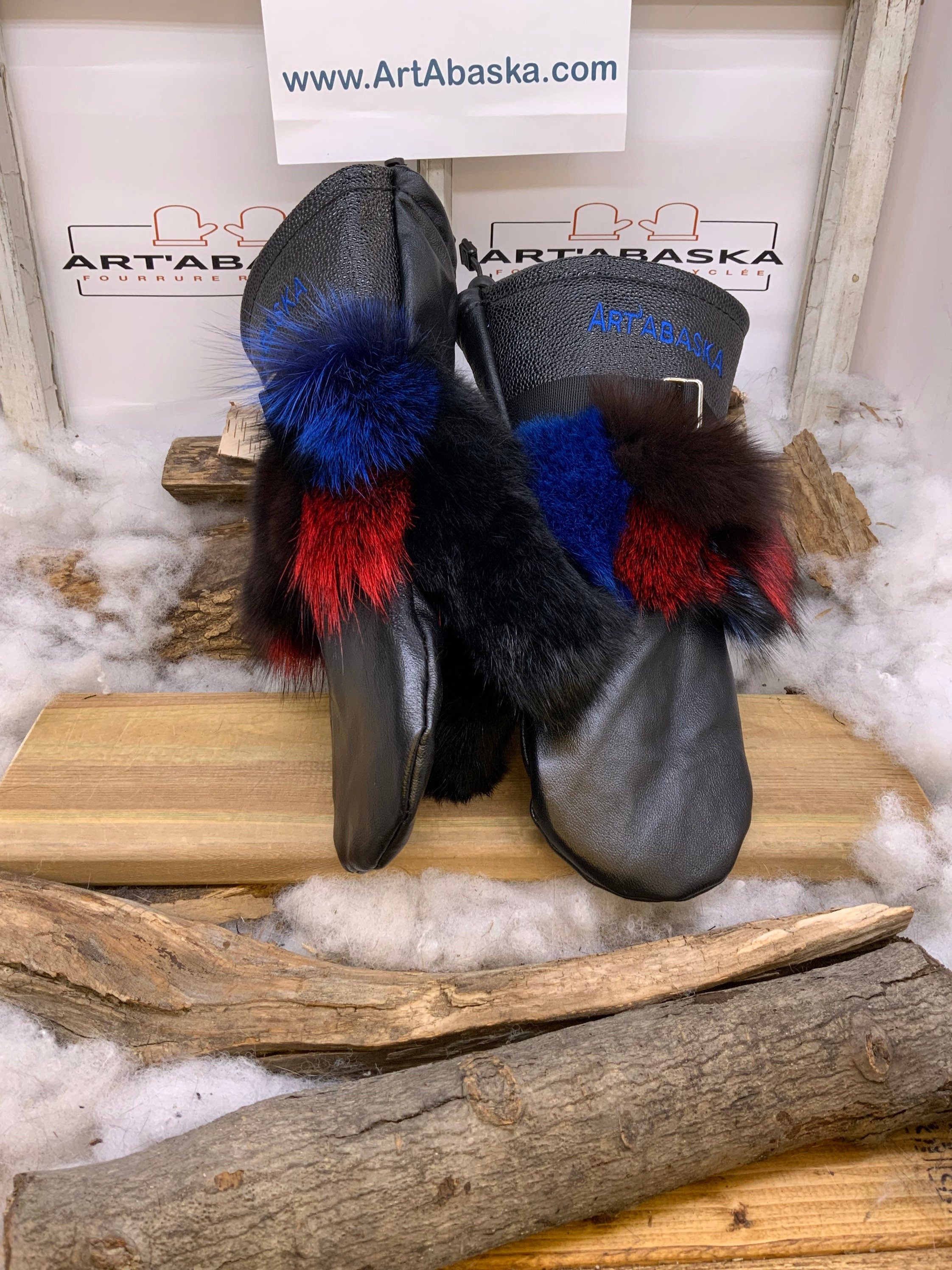 Mitaines Françoise Large cuir noir embossé lézard renard patchwork lapin noir broderie bleue ArtAbaska fait à la main Québec unique chaude