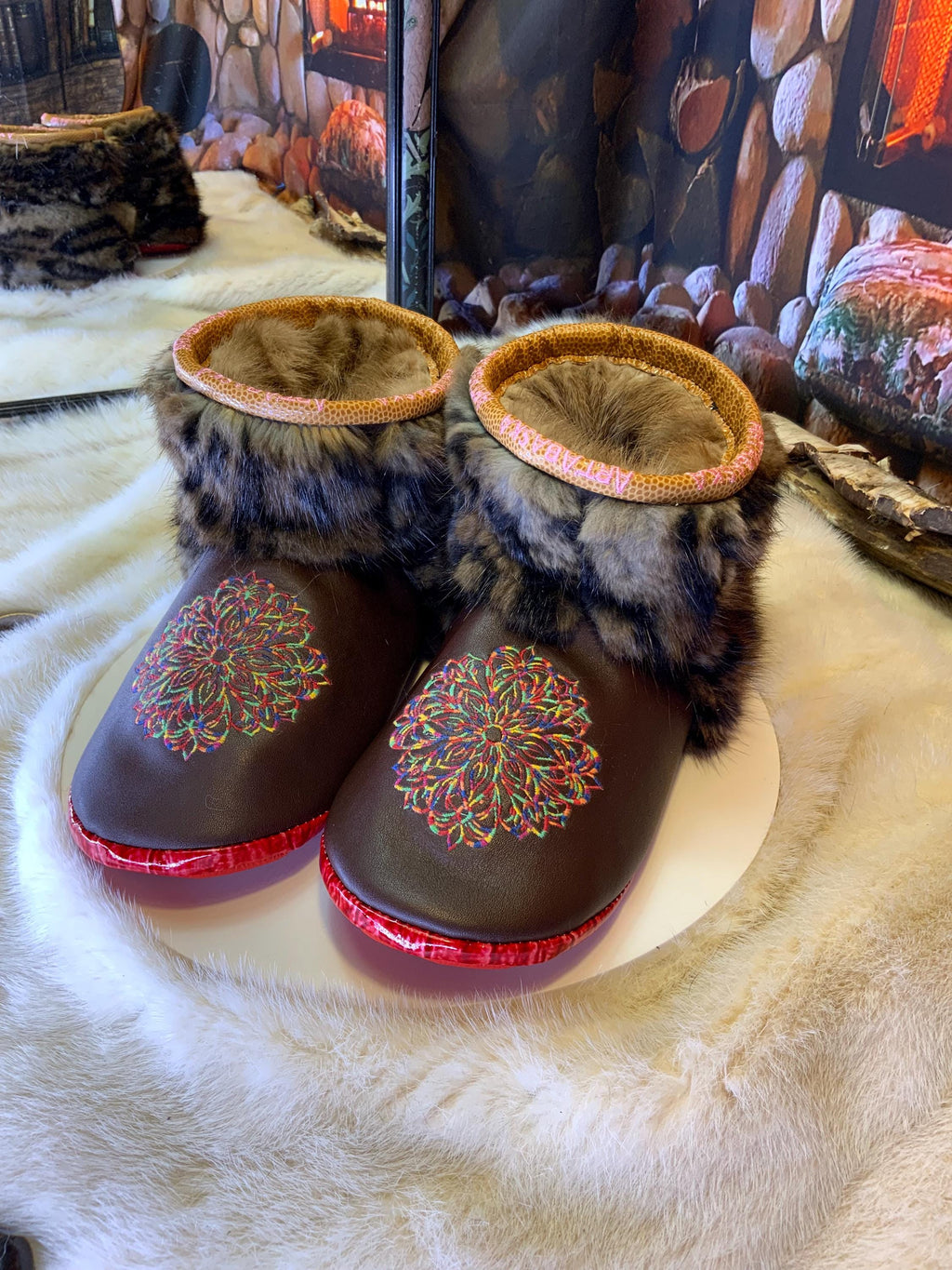 Mocassins d’intérieur Madeleine 10 femme, cuir italien brun chocolat brodé mandala multicolore, faits à la main au Québec ✨🤎