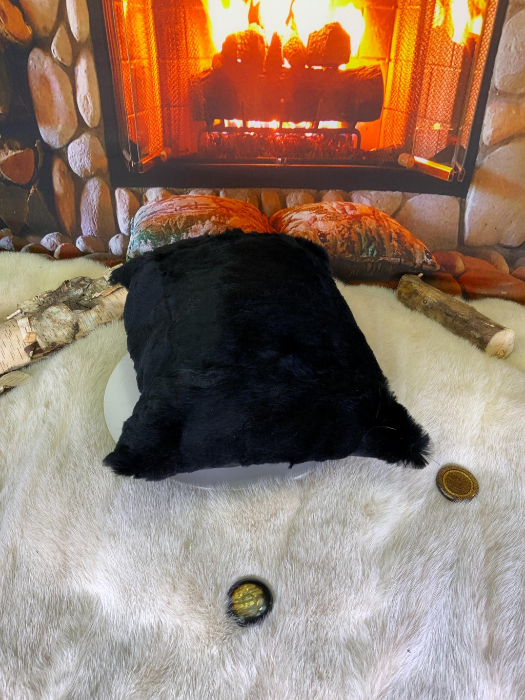 Coussin décoratif en fourrure recyclée en castor rasé noir