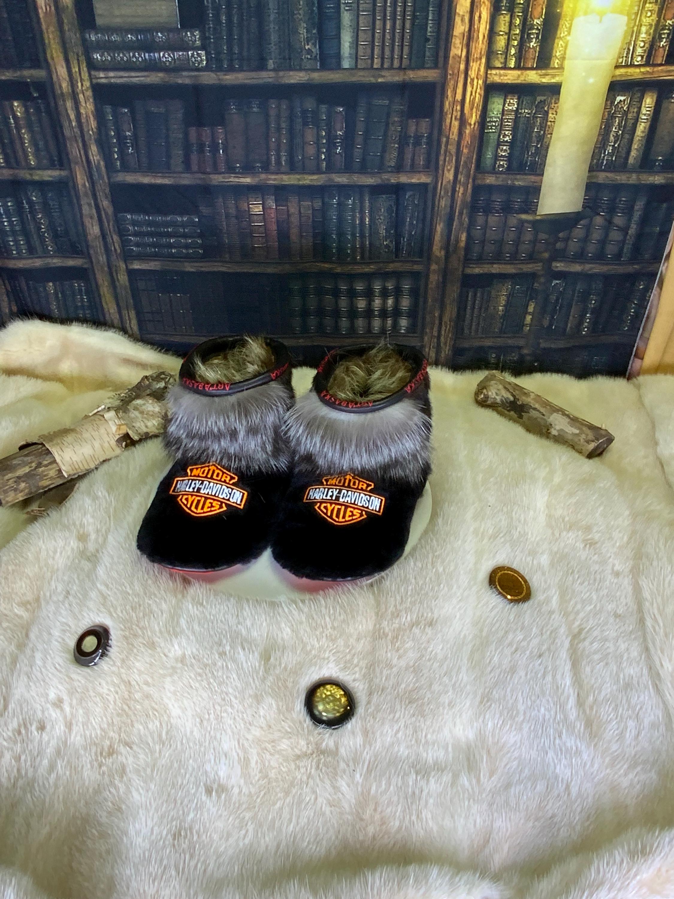Mocassins d’intérieur Évelyne pour femme 7 en mouton rasé recyclé brodé, vison brun recyclé et renard Crystal recyclé – faits à la main au Québec, chauds, respirants, confort de luxe, pièce unique Art’Abaska 💕