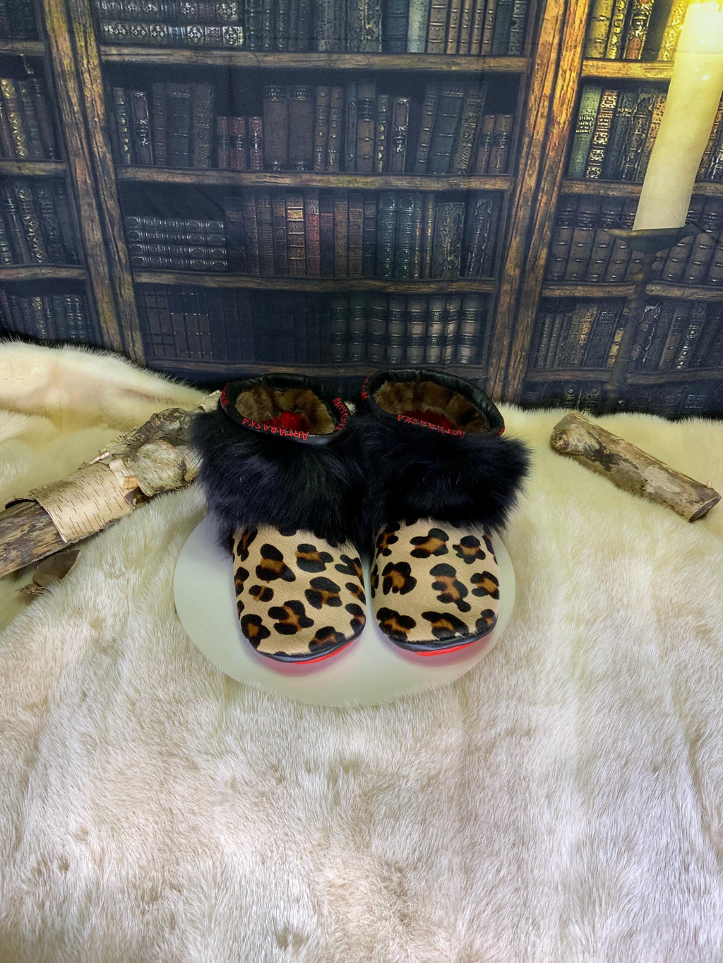 Mocassins d’intérieur Nicole pour femme 8 en cuir de vache teint à motifs, vison brun foncé naturel recyclé et renard noir recyclé – faits à la main au Québec, chauds, respirants, confort de luxe, pièce unique Art’Abaska 💕