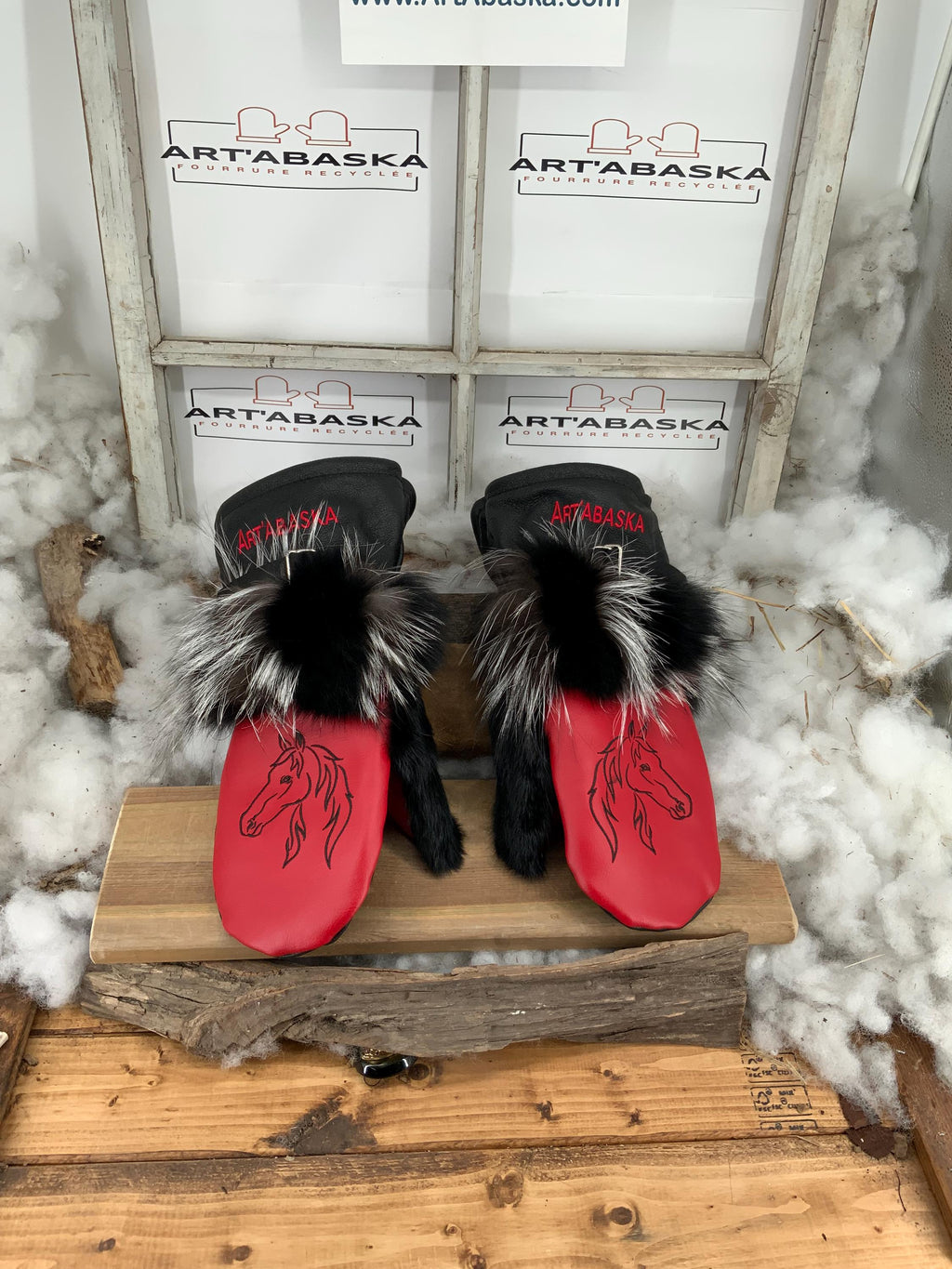 Mitaines Marie-Paule XL en fourrure recyclée renard noir et crystal, cuir rouge et noir embossé équin, fait à la main Québec