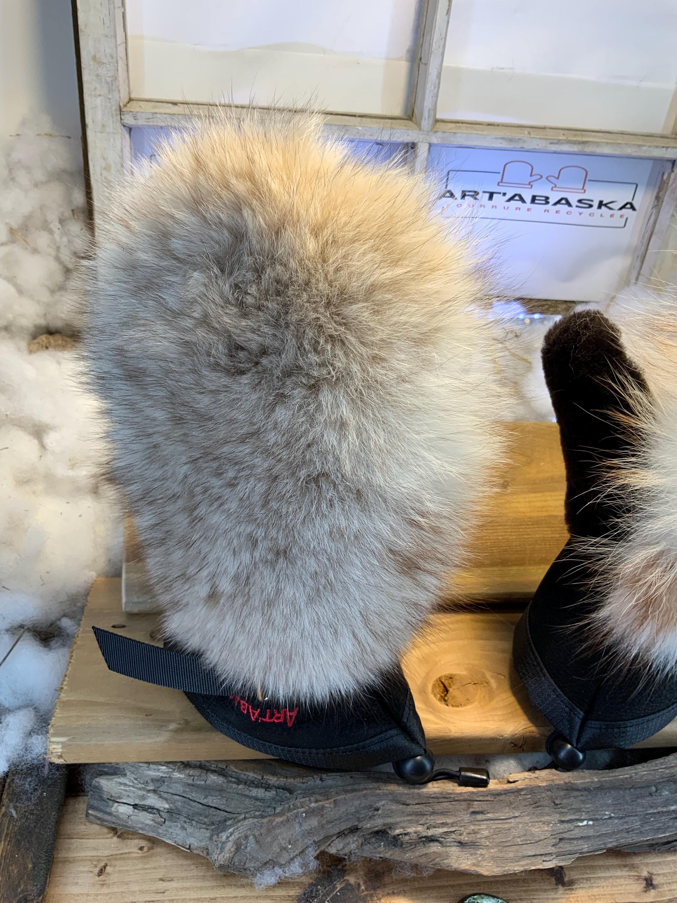 Mitaines Les Yolande – Medium, édition toute fourrure, renard norvégien recyclé, mouton brun rasé, cuir italien brun, fait à la main, Québec
