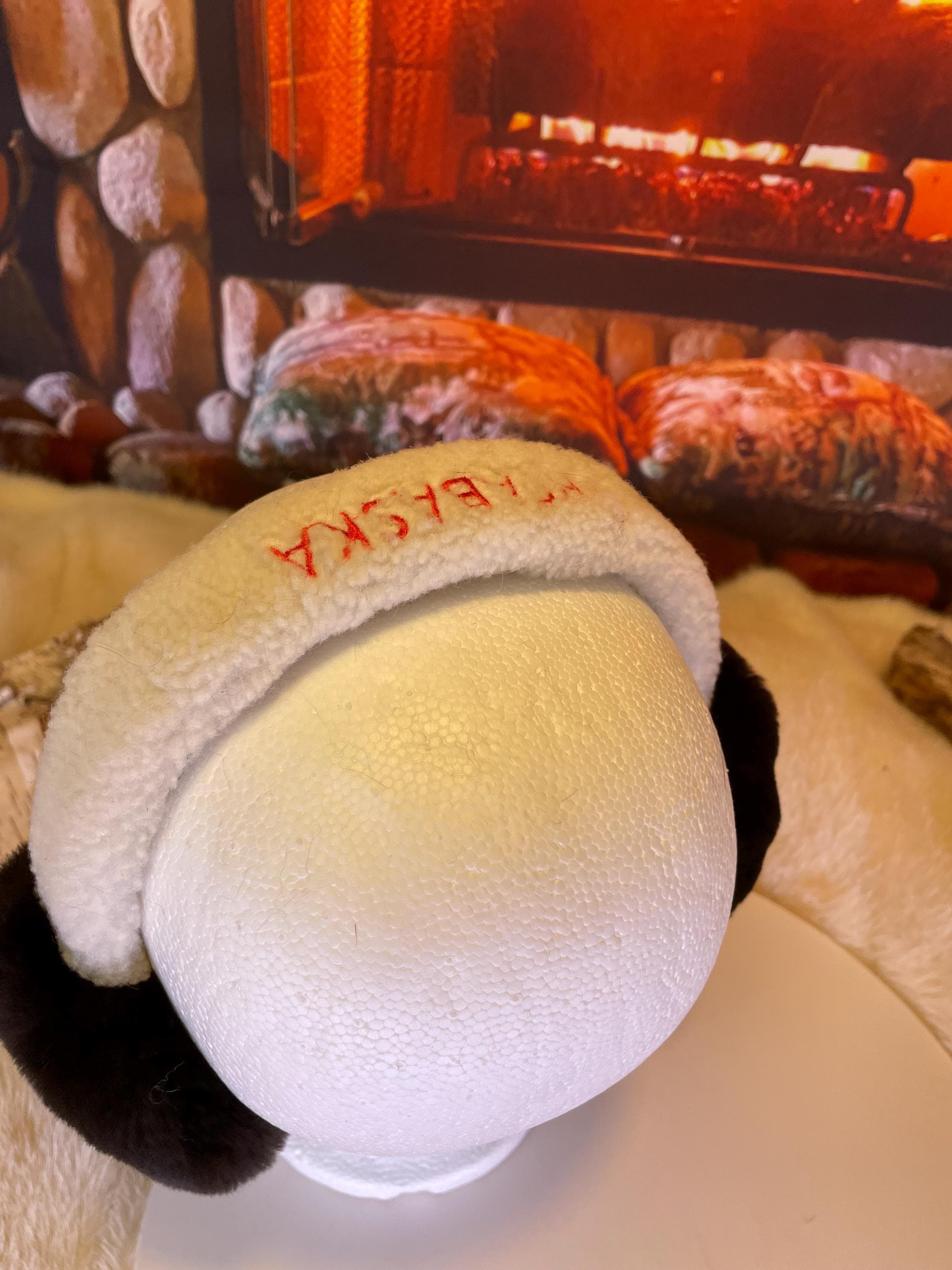 Cache-Oreilles tout en fourrure recyclée édition Castor rasé brun foncé naturel recyclé et mouton rasé sur la tête  Les Noella