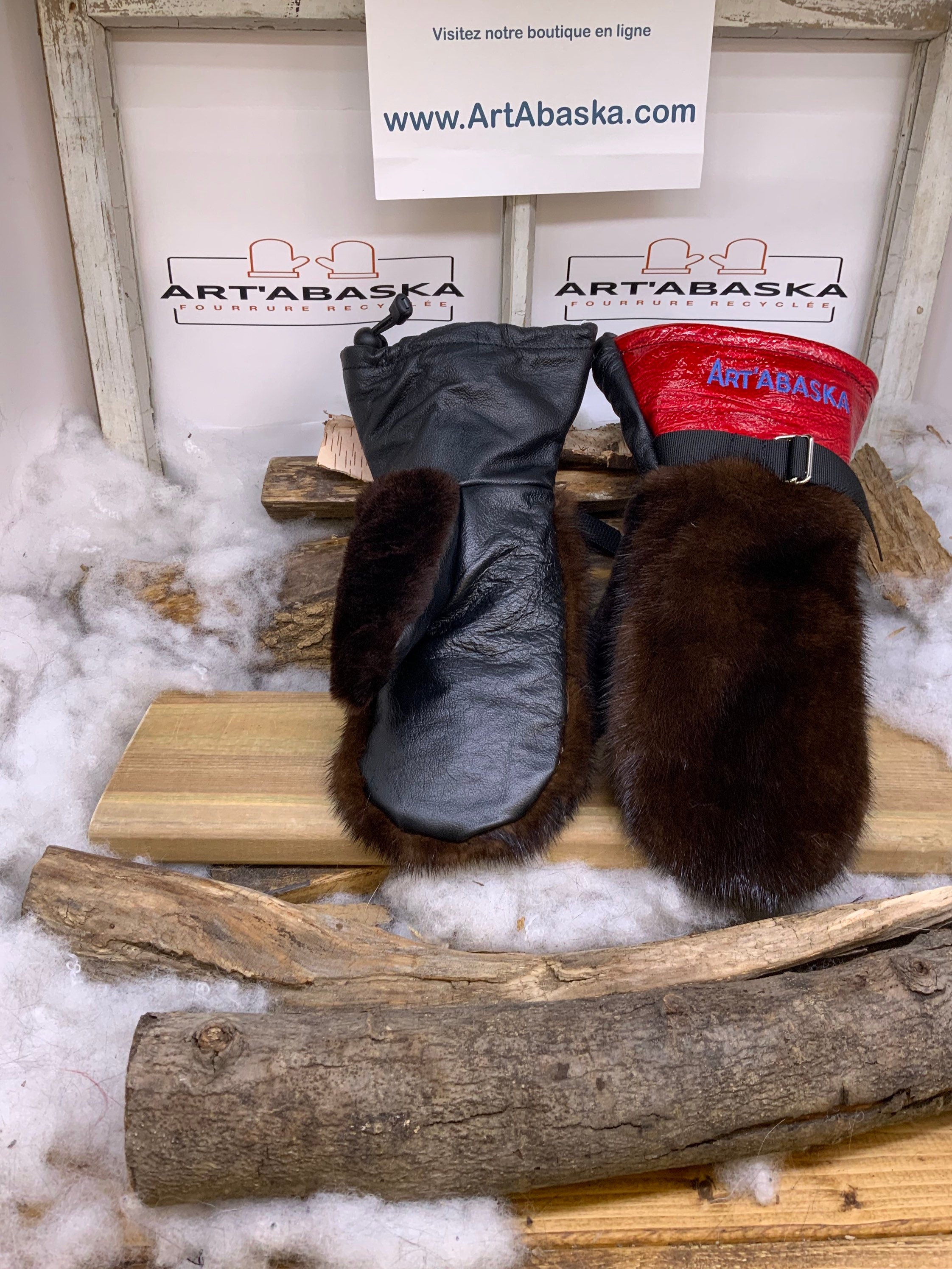 Mitaines Maryse Medium - Cuir embossé rouge et fourrures recyclées vison et mouton, pièce unique élégante fait à la main Québec