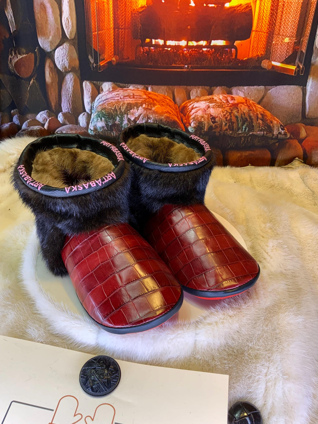 Mocassins d’intérieur Estelle 10 femme, cuir bourgogne style crocodile & vison recyclé, faits à la main au Québec ✨❤️