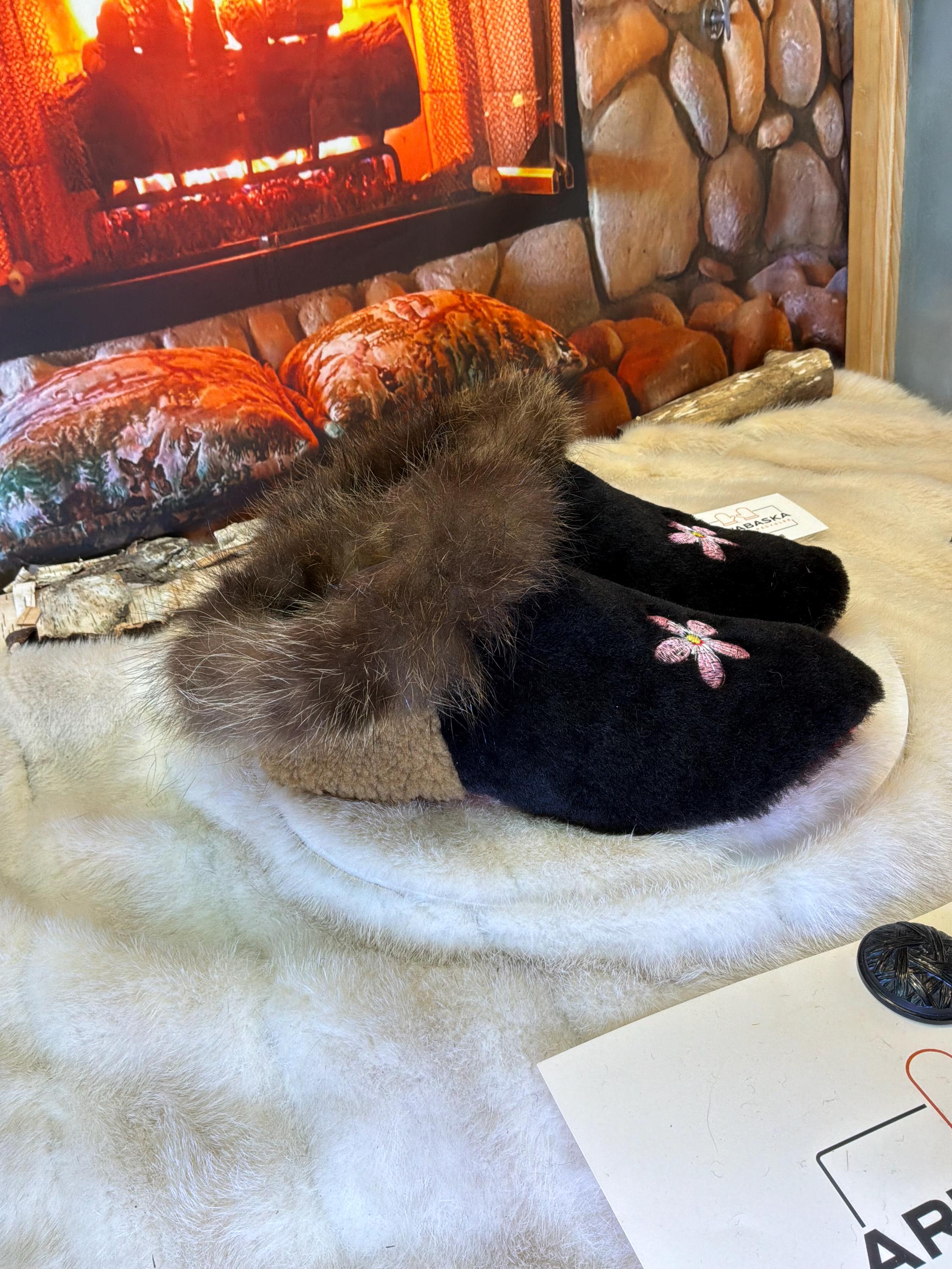 Slipper Marcelle pointure 8 femme – Sherling italien & cuir recyclé, pièce unique faite à la main au Québec Édition Brodée