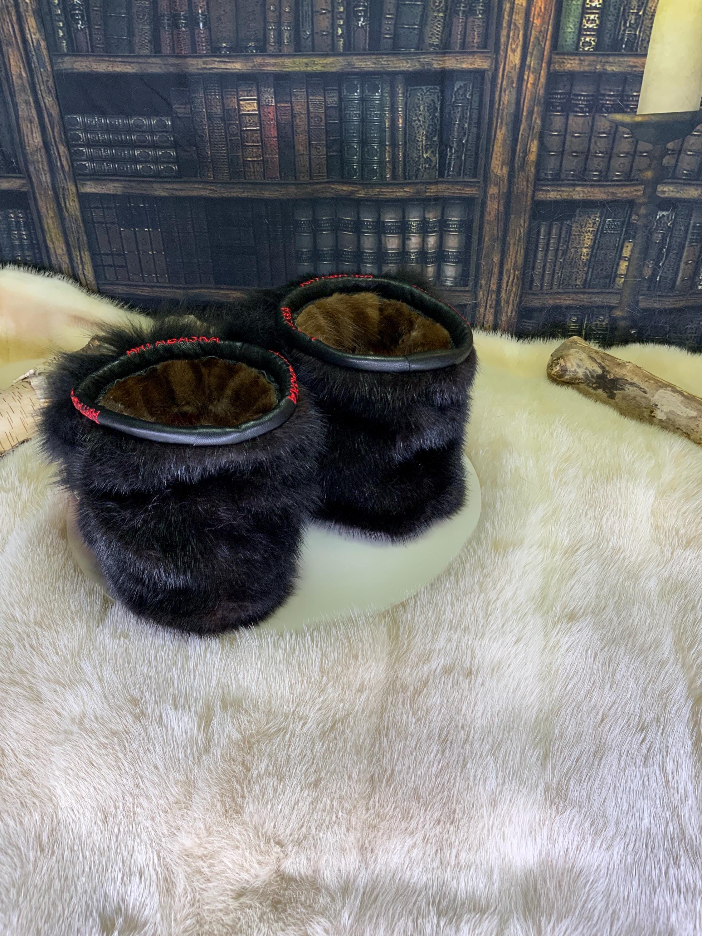 Mocassins d’intérieur Nicole pour femme 8 en cuir de vache teint à motifs, vison brun foncé naturel recyclé et renard noir recyclé – faits à la main au Québec, chauds, respirants, confort de luxe, pièce unique Art’Abaska 💕