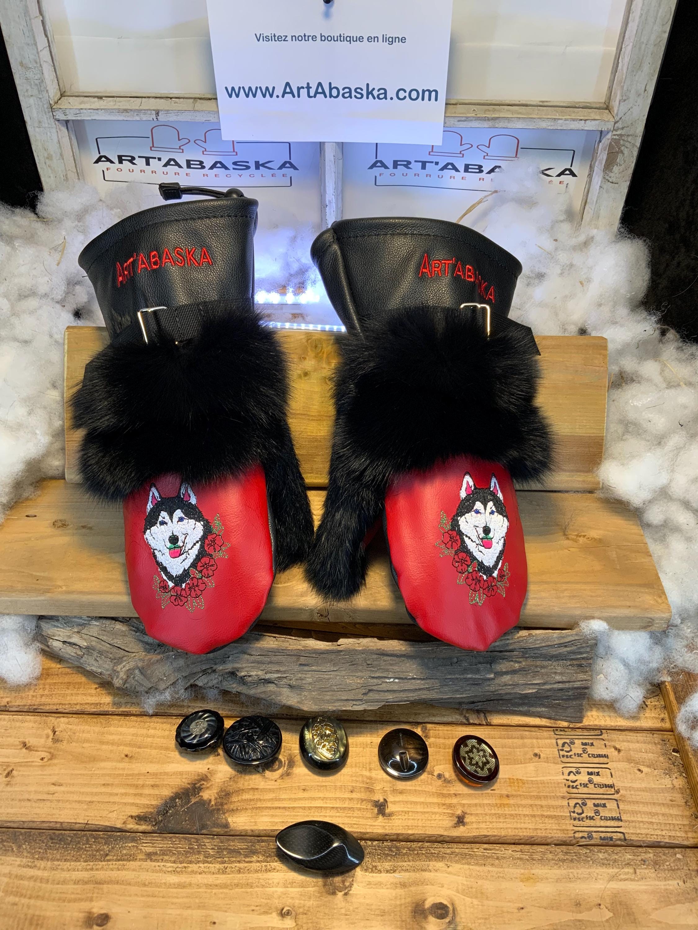 Mitaines Odette Large édition husky cuir rouge brodé tête de husky renard et lapin recyclés fait à la main Québec pièce unique