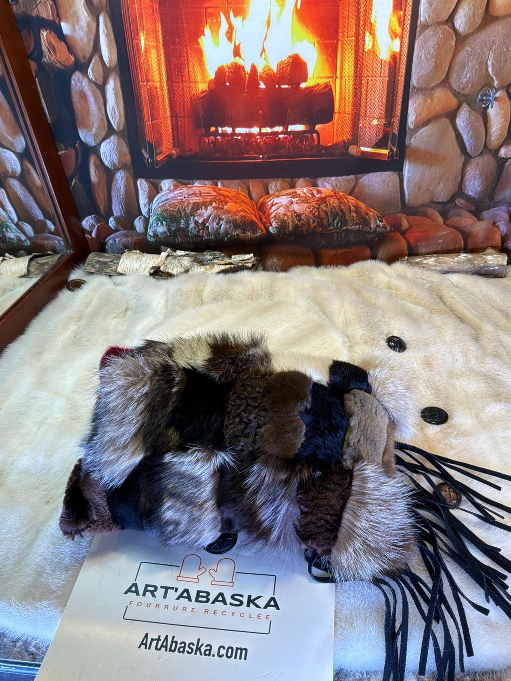 Coussin patchwork fourrures recyclées fait à la main Québec coussin décoratif franges cuir suède western pièce unique ArtAbaska